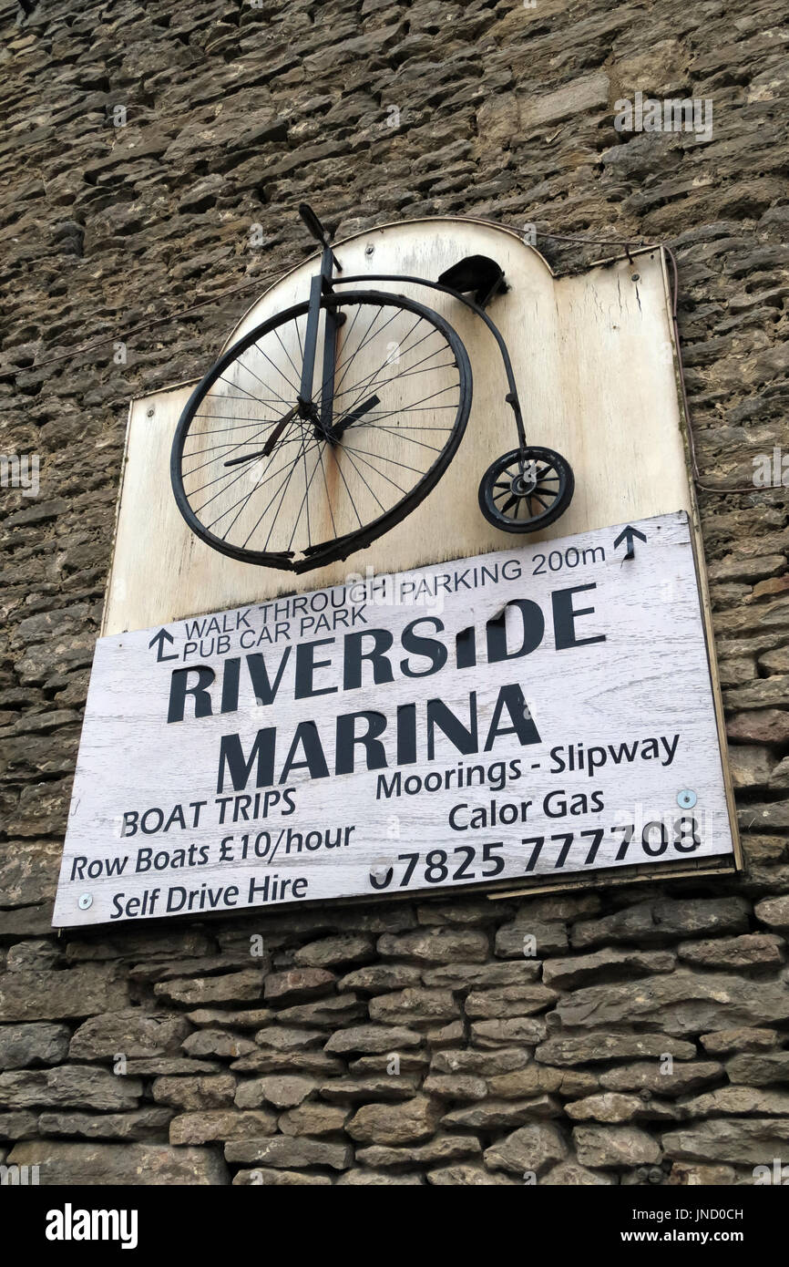 Lechlade on Thames, Riverside Marina penny Farthing sign, Gloucestershire, England, UK, GL7 3DL Foto Stock