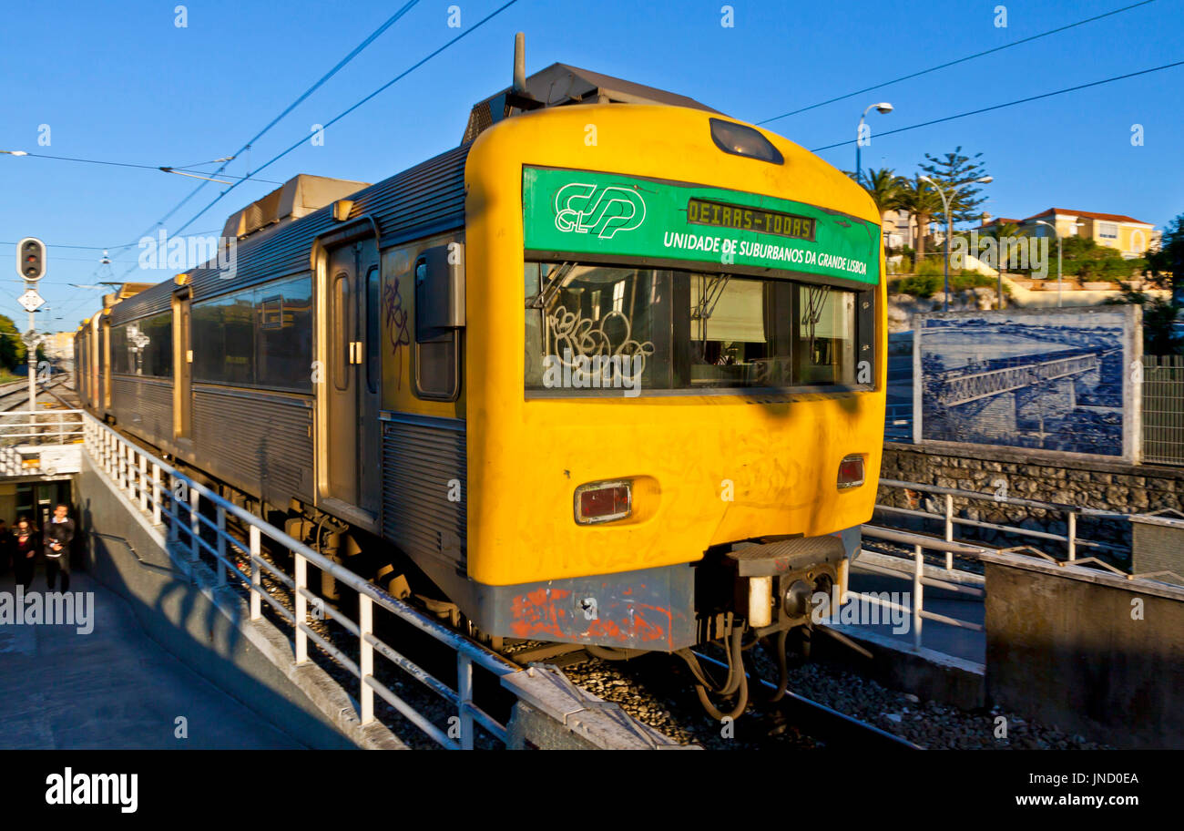 Lisbona, Portogallo - 12 giugno 2013: il treno suburbano arriva a Oeiras stazione ferroviaria, Lisbona Area Metropolitana, Portogallo. Si tratta di una parte di Lisboa-Cascais ra Foto Stock