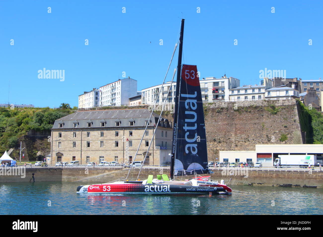 BREST, Francia - 18 Luglio : Francese gara vera e propria barca a vela ormeggiata nel porto di Brest durante il festival marittimo, luglio 18, 2016 Foto Stock