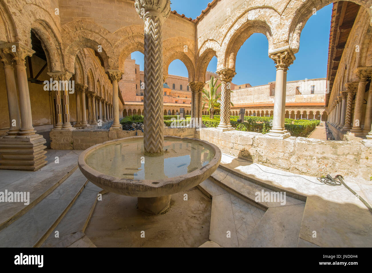 Uno stile arabo fontana nella abbazia di Monreale, Palermo, Sicilia. Foto Stock