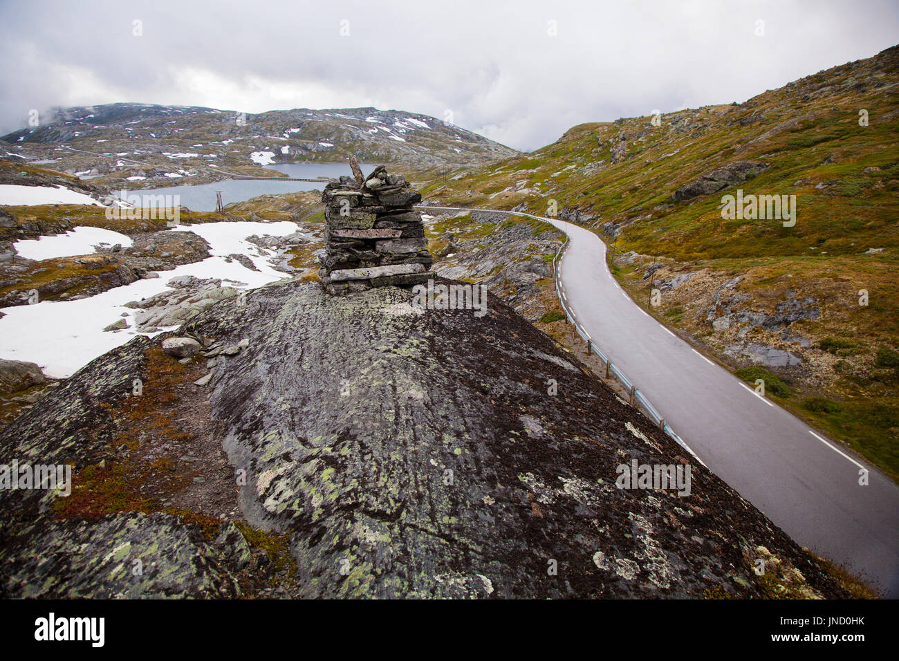 Nazionale strada turistica 55 Sognefjellsvegen in misty meteo, Norvegia Foto Stock