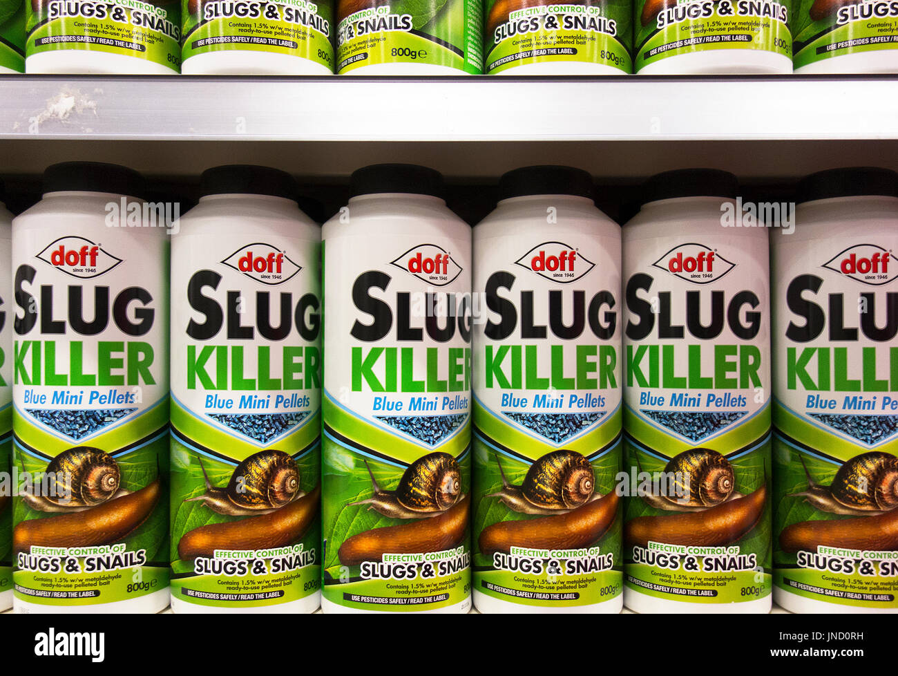 Confezioni di Doff slug killer in un giardino Forniture store Foto Stock