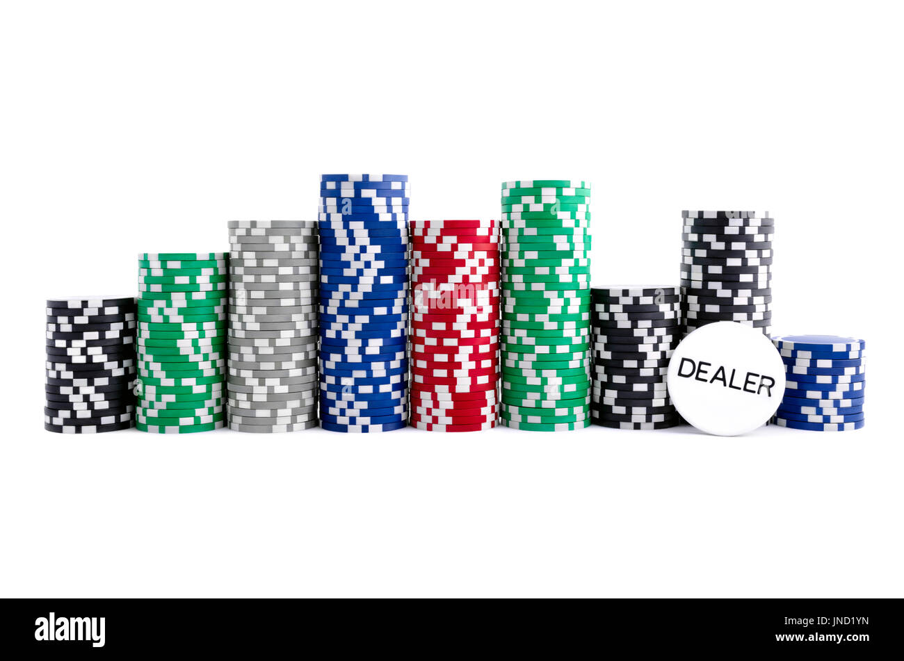 Grande pila di fiches del casinò a poker di concessionario pulsante; isolati su sfondo bianco Foto Stock