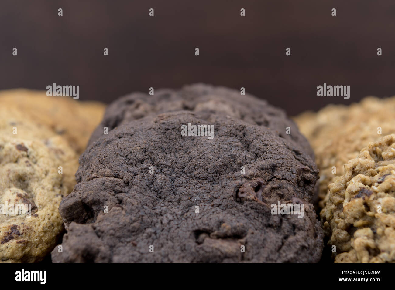 Close up doppio biscotti al cioccolato in righe assortiti di cookie Foto Stock