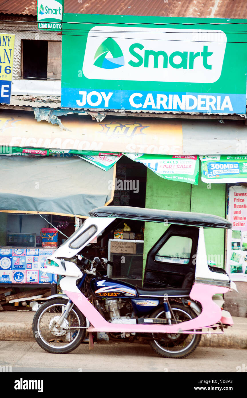 Il triciclo taxi in Puerto Princesa North Road, Puerto Princesa, PALAWAN FILIPPINE Foto Stock