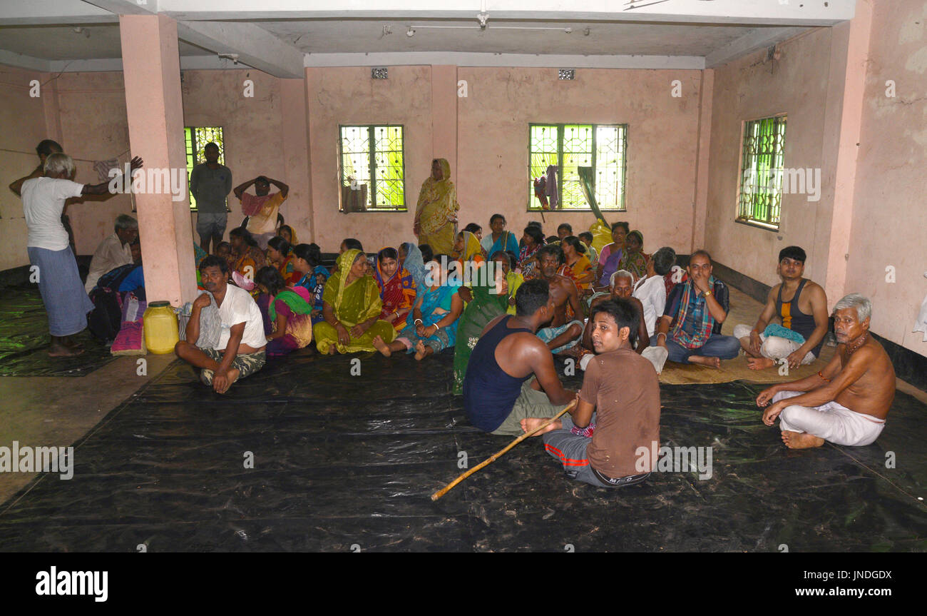 Ghatal, India. 29 Luglio, 2017. Proiettore indiano vittima si rifugiano in rilievo camp in Ghatal. Le piogge e il rilascio di acqua da parte della valle del Damodar Corporation Fiume Shilabati rompere la diga sul fiume e in parte ondata di suddivisione Ghatal 115 km dalla capitale dello stato Kolkata sulla luglio 29, 2017 in Ghatal. Credito: Saikat Paolo/Pacific Press/Alamy Live News Foto Stock