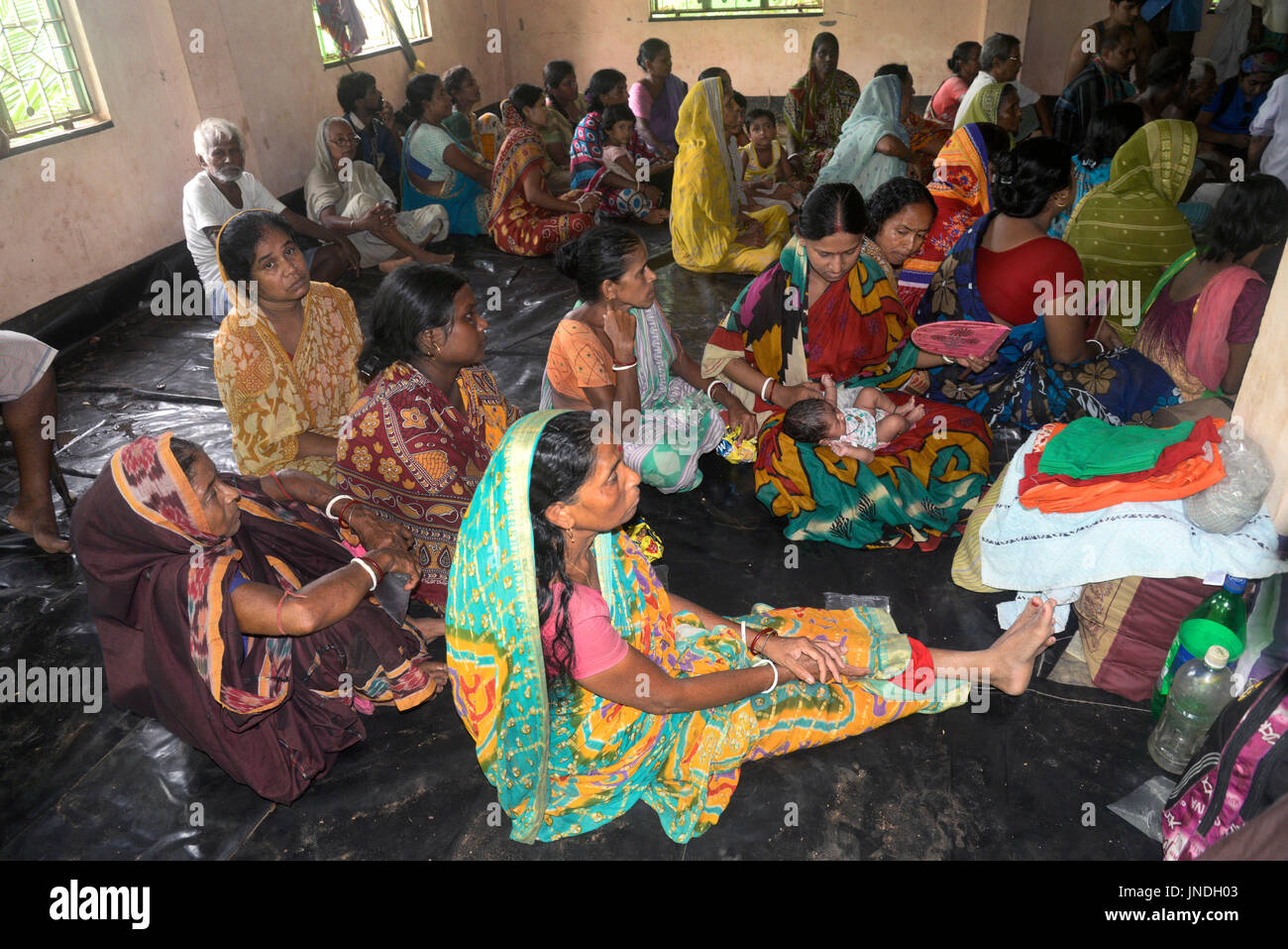 Ghatal, India. 29 Luglio, 2017. Proiettore indiano vittima si rifugiano in rilievo camp in Ghatal. Le piogge e il rilascio di acqua da parte della valle del Damodar Corporation Fiume Shilabati rompere la diga sul fiume e in parte ondata di suddivisione Ghatal 115 km dalla capitale dello stato Kolkata sulla luglio 29, 2017 in Ghatal. Credito: Saikat Paolo/Pacific Press/Alamy Live News Foto Stock