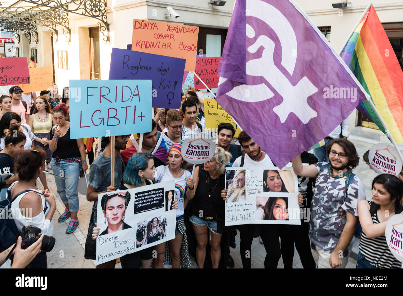 Istanbul, Turchia. 29 Luglio, 2017. Donne manifestanti nel rally di kadikoy contro le donne di interferenza di vestiti. Le donne portano'Do di non toccare i miei vestiti' banner: TURCHIA, Istanbul, 29 luglio 2017 Credit: isa özdere/Alamy Live News Foto Stock