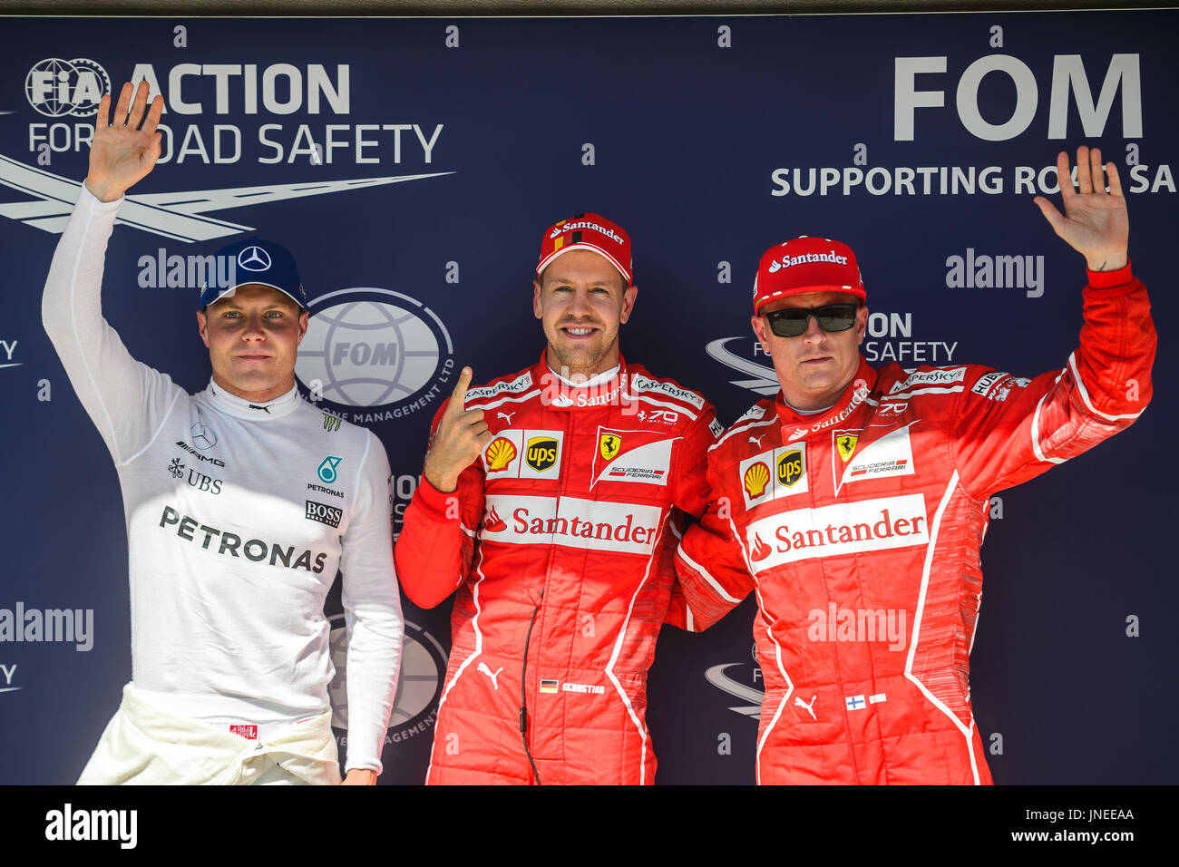 (170730) -- PECHINO, luglio 30, 2017 (Xinhua) -- Terzo posto Mercedes AMG Petronas' pilota finlandese Valtteri Bottas, pole position vincitore della Scuderia Ferrari il pilota tedesco Sebastian Vettel e il secondo posto della Scuderia Ferrari il pilota finlandese Kimi Raikkonen (L a R) comportano per le foto dopo la sessione di qualifiche ungherese della F1 Grand Prix al Hungaroring a Mogyorod, Ungheria il 29 luglio 2017. (Xinhua/Jure Makovec) Foto Stock
