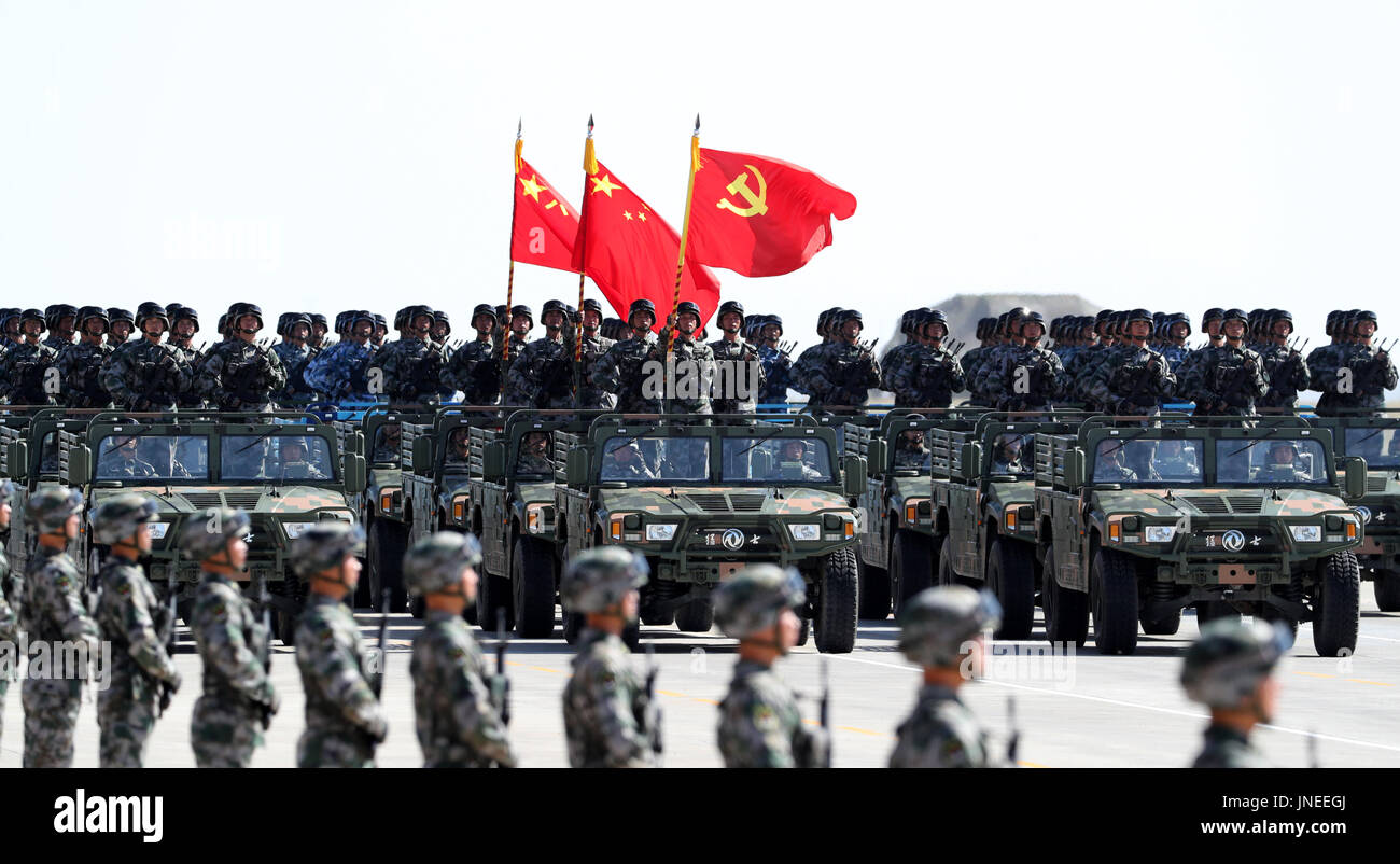 (170730) -- ZHURIHE, luglio 30, 2017 (Xinhua) -- un flag di guardia consistente formazione di ufficiali e soldati dell'esercito, l'aeronautica, la marina e la forza del razzo del popolo cinese della Esercito di Liberazione (PLA) assiste ad una parata militare per contrassegnare il novantesimo anniversario di fondazione della PLA a Zhurihe training base nel nord della Cina di Mongolia Interna Regione Autonoma, luglio 30, 2017.La formazione era di guardia la bandiera del Partito Comunista della Cina, la bandiera nazionale e la bandiera del PLA. (Xinhua/Wang Ye)(mcg) Foto Stock