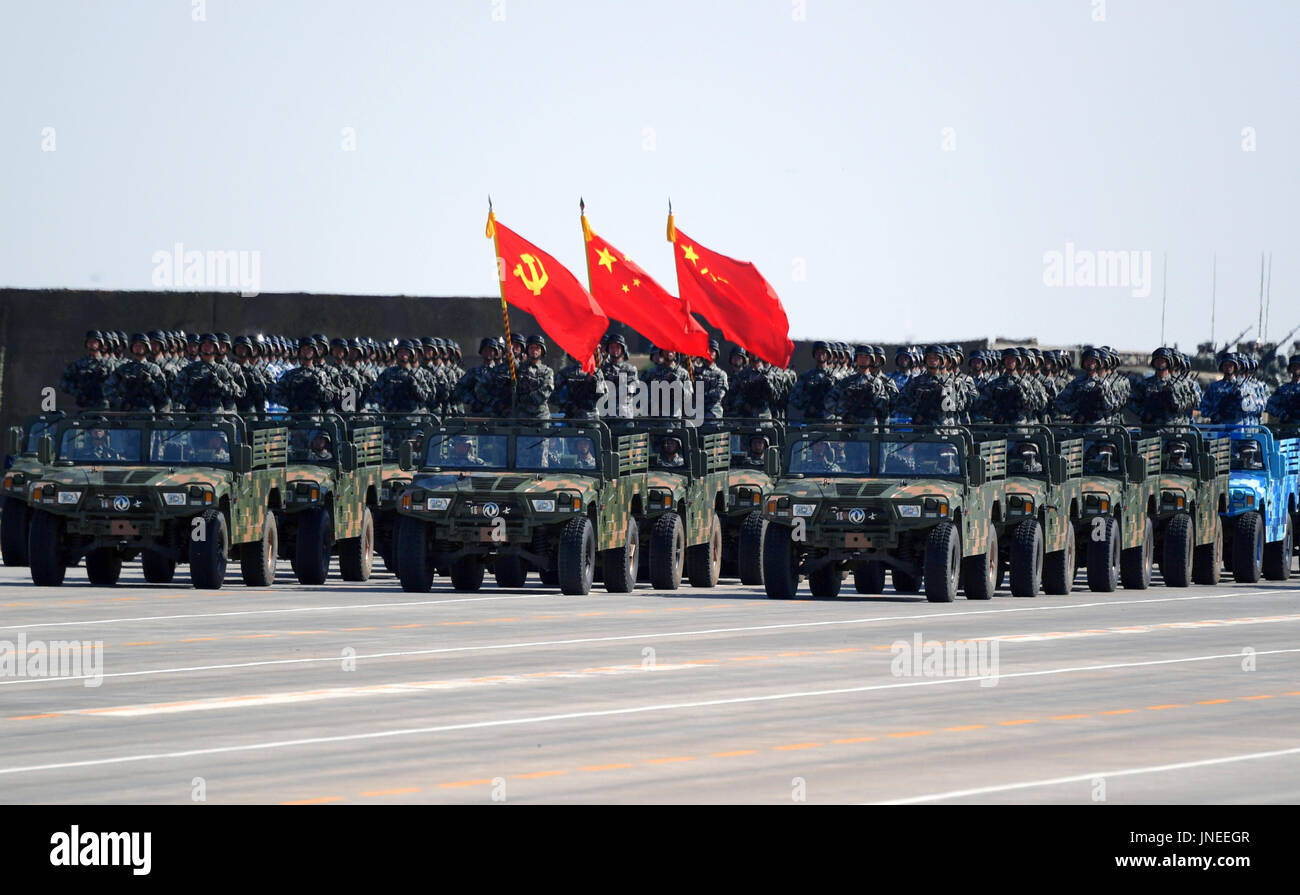 (170730) -- ZHURIHE, luglio 30, 2017 (Xinhua) -- un flag di guardia consistente formazione di ufficiali e soldati dell'esercito, l'aeronautica, la marina e la forza del razzo del popolo cinese della Esercito di Liberazione (PLA) assiste ad una parata militare per contrassegnare il novantesimo anniversario di fondazione della PLA a Zhurihe training base nel nord della Cina di Mongolia Interna Regione Autonoma, 30 luglio 2017. La formazione era di guardia la bandiera del Partito Comunista della Cina, la bandiera nazionale e la bandiera del PLA. (Xinhua/Wang Jianhua)(mcg) Foto Stock