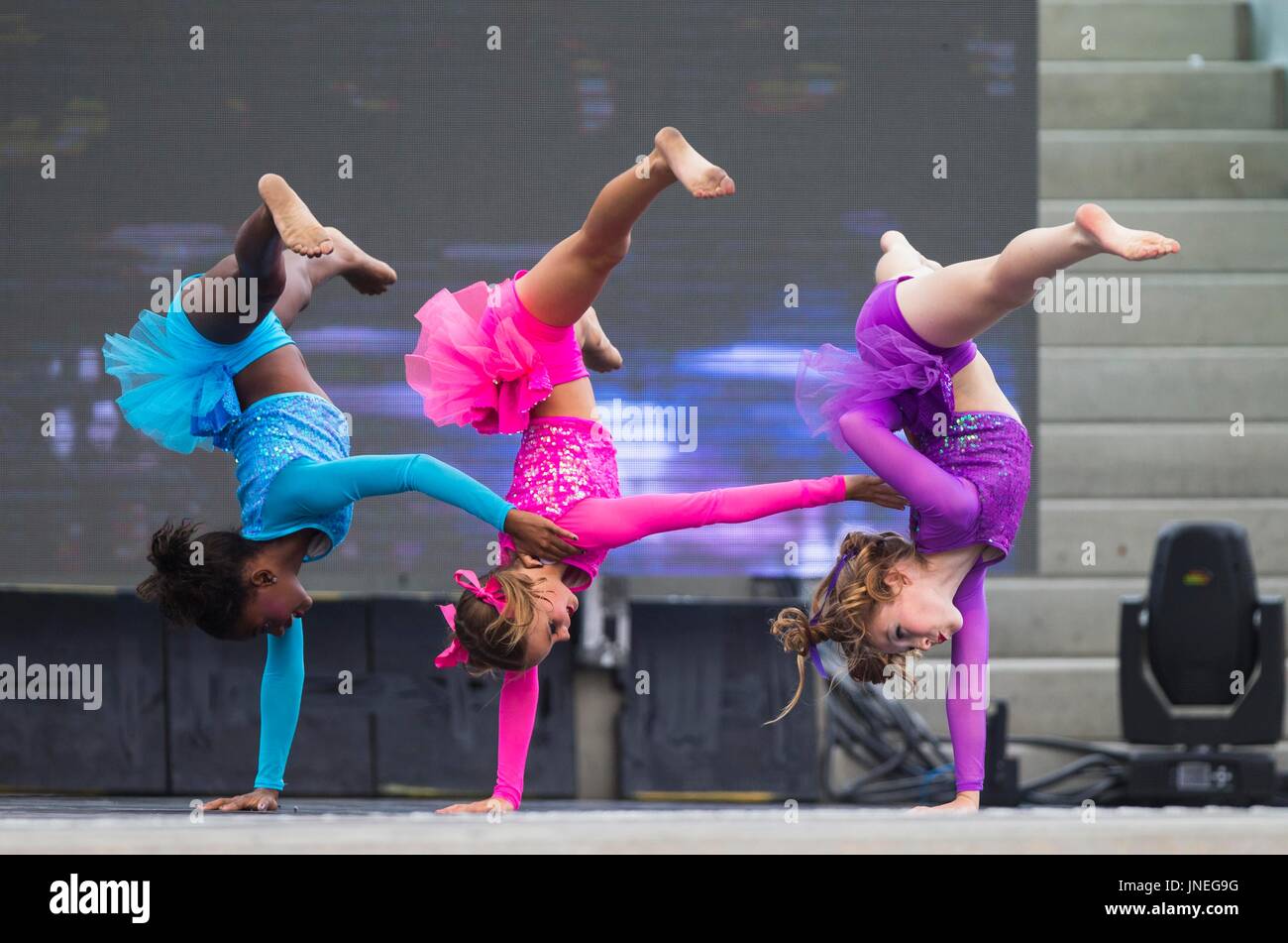 Toronto, Canada. 29 Luglio, 2017. I giovani ballerini eseguono sul palco durante il 2017 Toronto International Youth Festival di danza a Nathan Phillips Square a Toronto, Canada, 29 luglio 2017. Ha dato dei calci a fuori il venerdì, i due giorni della manifestazione annuale ha attirato più di 100 giovani aspiranti ballerini insieme per condividere il loro amore per la danza. Credito: Zou Zheng/Xinhua/Alamy Live News Foto Stock
