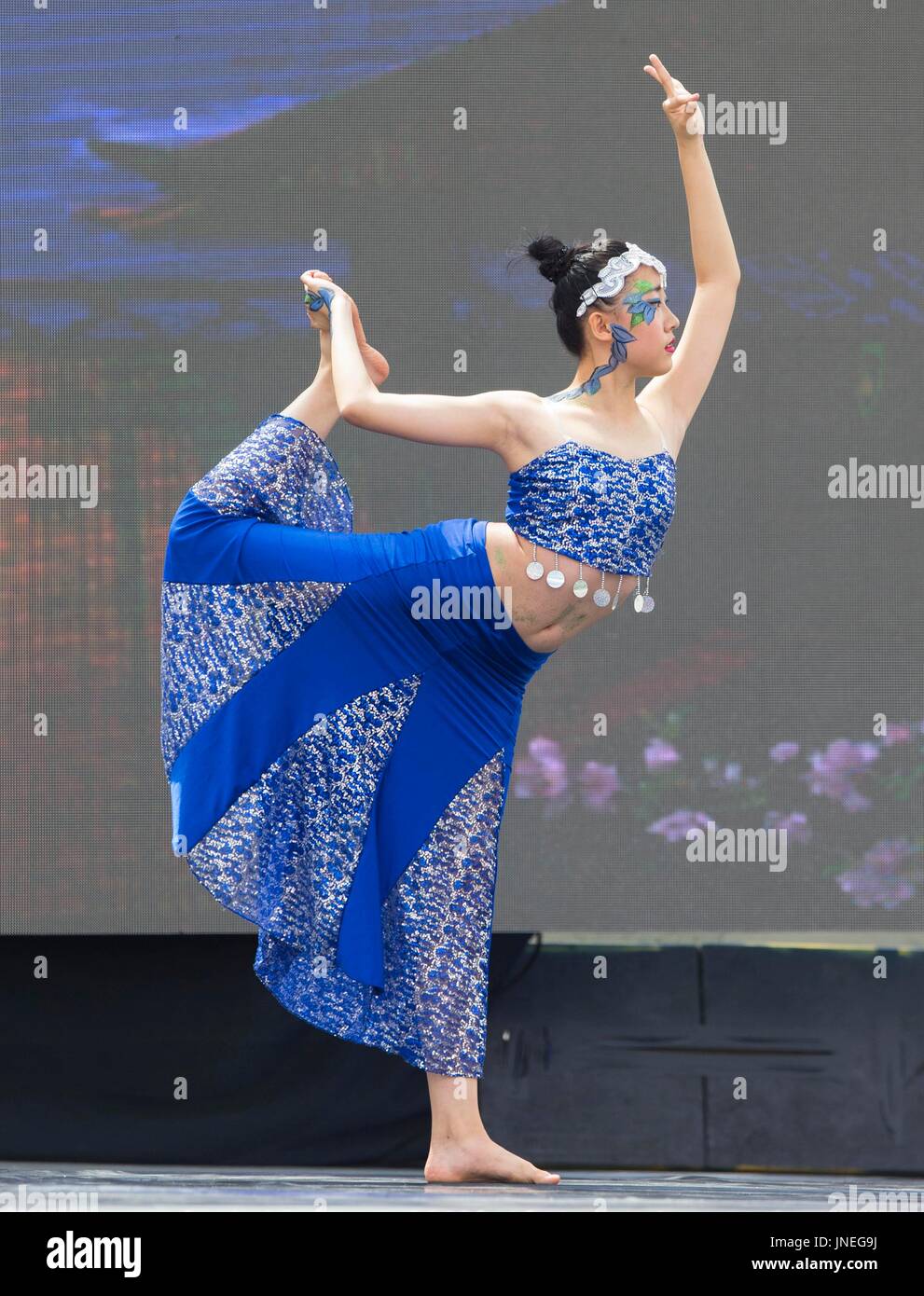 Toronto, Canada. 29 Luglio, 2017. Un giovane ballerino esegue sul palco durante il 2017 Toronto International Youth Festival di danza a Nathan Phillips Square a Toronto, Canada, 29 luglio 2017. Ha dato dei calci a fuori il venerdì, i due giorni della manifestazione annuale ha attirato più di 100 giovani aspiranti ballerini insieme per condividere il loro amore per la danza. Credito: Zou Zheng/Xinhua/Alamy Live News Foto Stock