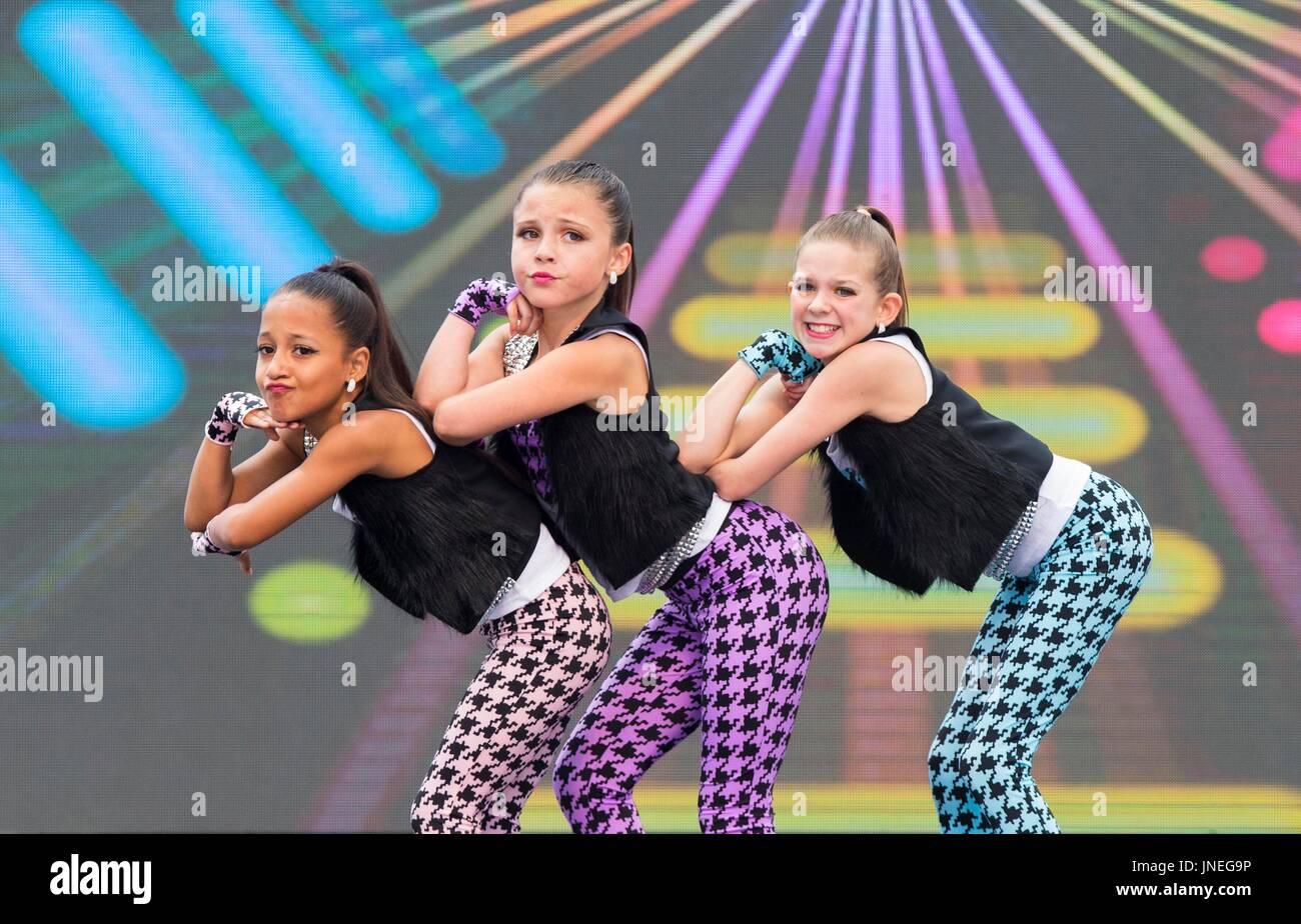 Toronto, Canada. 29 Luglio, 2017. I giovani ballerini eseguono sul palco durante il 2017 Toronto International Youth Festival di danza a Nathan Phillips Square a Toronto, Canada, 29 luglio 2017. Ha dato dei calci a fuori il venerdì, i due giorni della manifestazione annuale ha attirato più di 100 giovani aspiranti ballerini insieme per condividere il loro amore per la danza. Credito: Zou Zheng/Xinhua/Alamy Live News Foto Stock