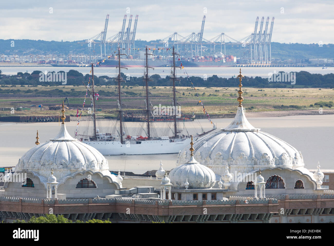 Woolwich, Londra, Regno Unito. Il 30 luglio, 2017. Il BAP Unione passando un tempio sikh a Gravesend. Quattro masted peruviano tall ship BAP Unione ha partì la capitale dopo la sua visita inaugurale a Londra. Ella fu commissionata nel 2016 e a 115 metri di lunghezza, è uno dei più grandi vele di navi di formazione mai a visitare Londra. Rob Powell/Alamy Live News Foto Stock