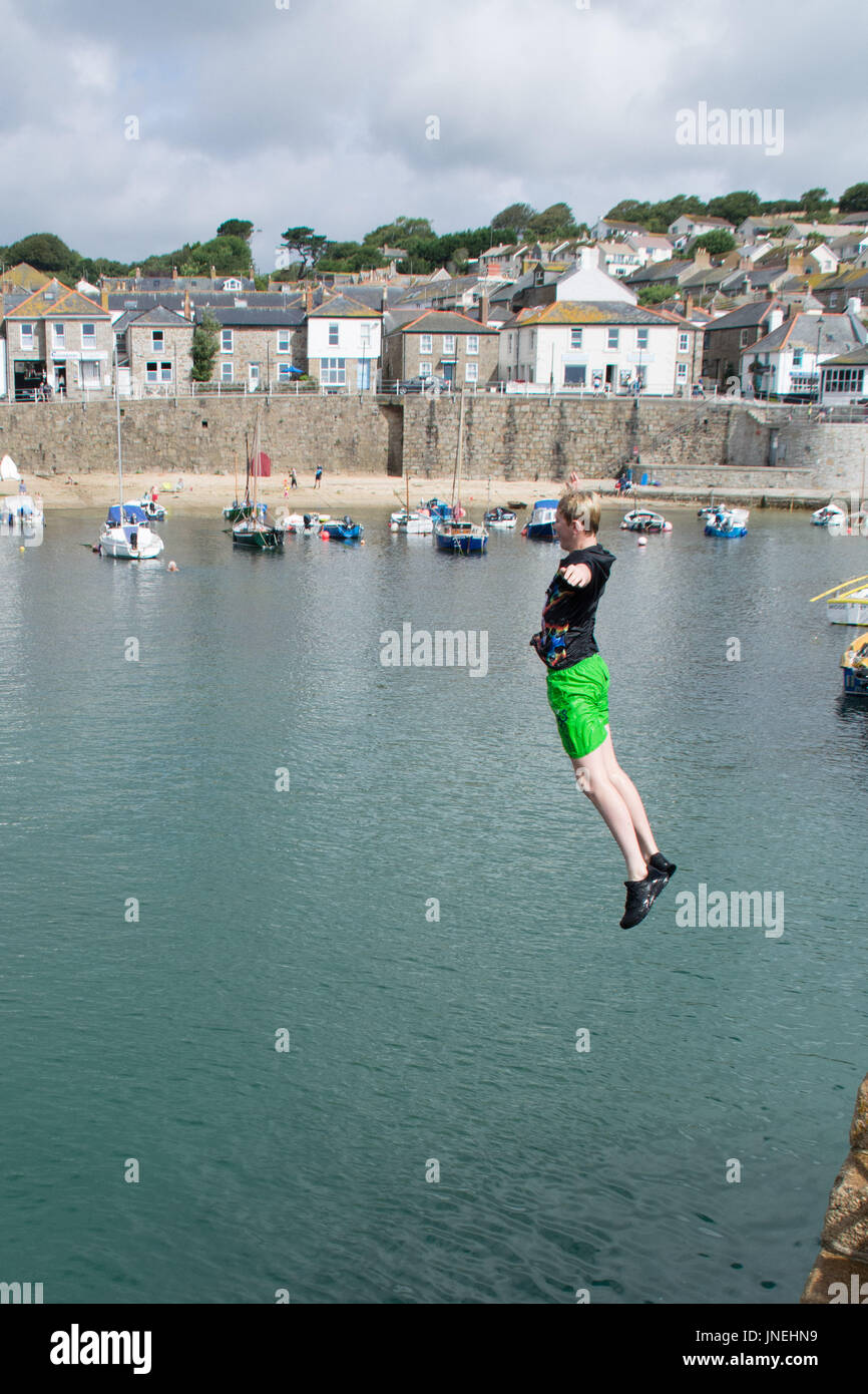 Mousehole, Cornwall, Regno Unito. Il 30 luglio 2017. Regno Unito Meteo. Era una calda e soleggiata inizia a Domenica a Mousehole. Tuttavia le docce sono previsioni per più tardi. Credito: cwallpix/Alamy Live News Foto Stock