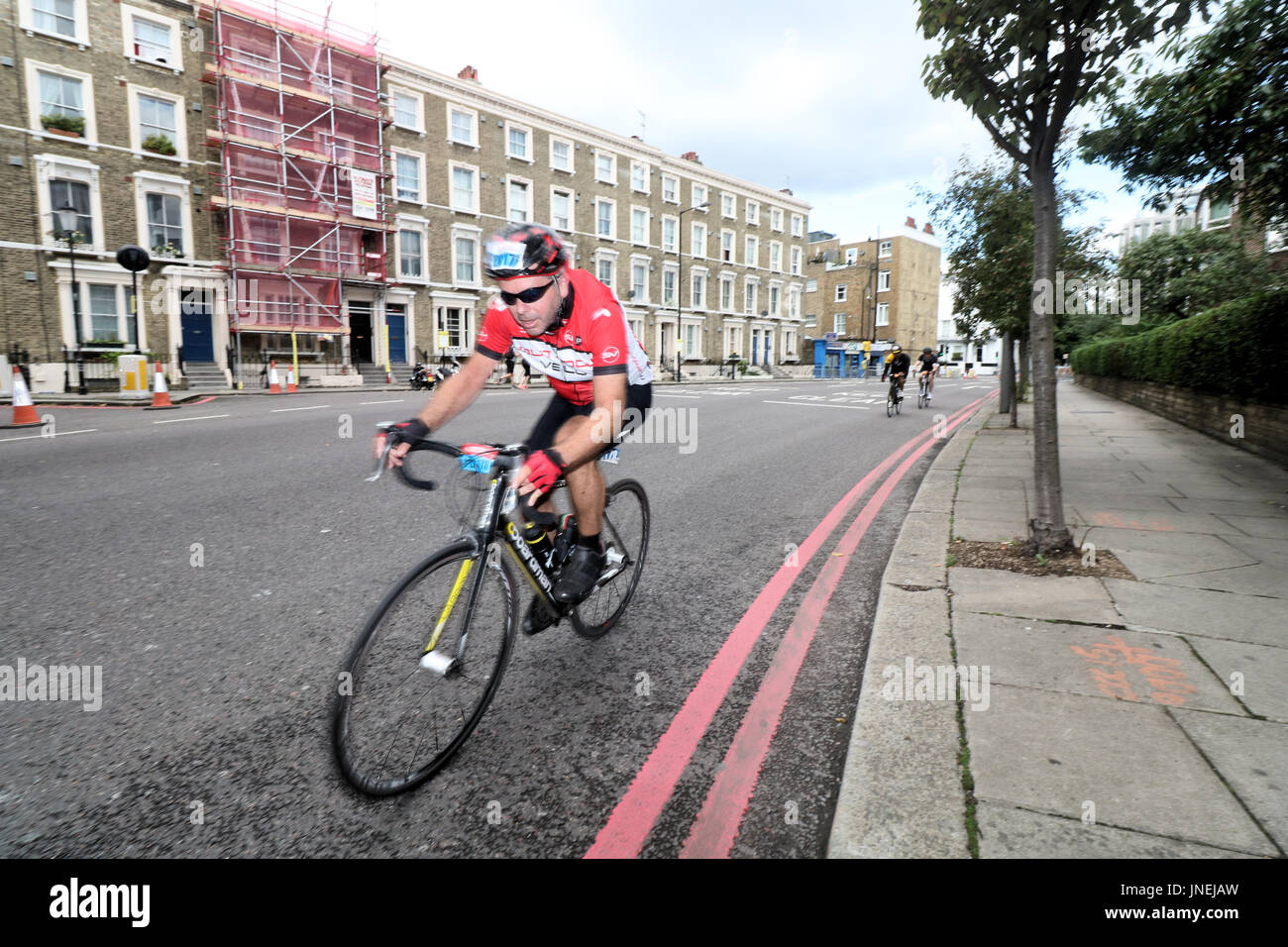 Londra, Regno Unito. Il 30 luglio, 2017. Il prudenziale Ride Londra 2017 festival di ciclo prende il via con migliaia di professionisti e dilettanti piloti prendendo un 1200 miglia di corsa attraverso Londra e Surrey Credito: Brian Minkoff/Alamy Live News Foto Stock