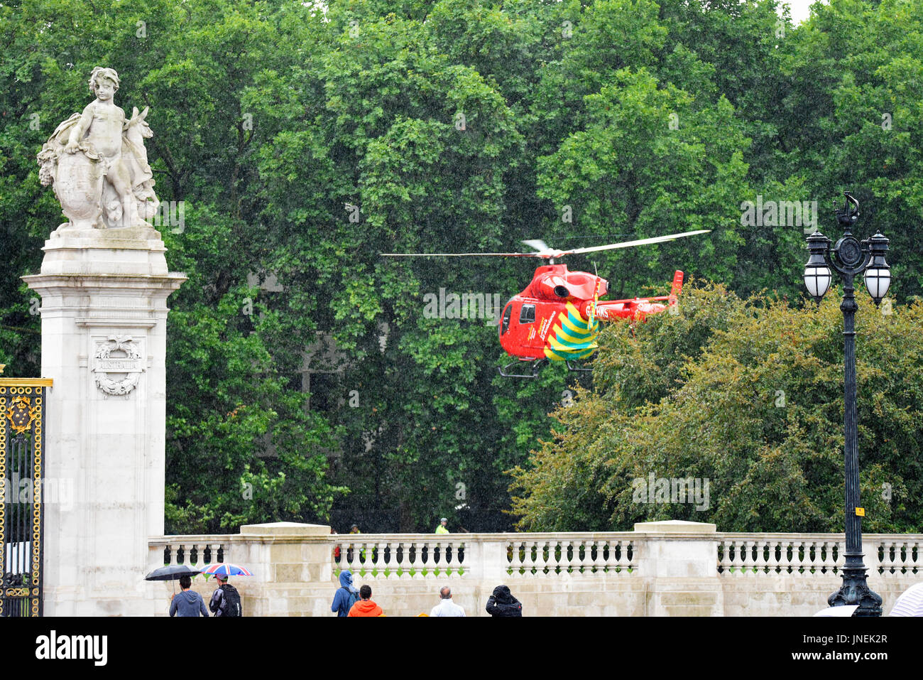 L'Air Ambulance G-EHMS di Londra atterrò nello spazio verde tra Birdcage Walk e Buckingham Palace in risposta a un incidente alla Victoria Station Foto Stock