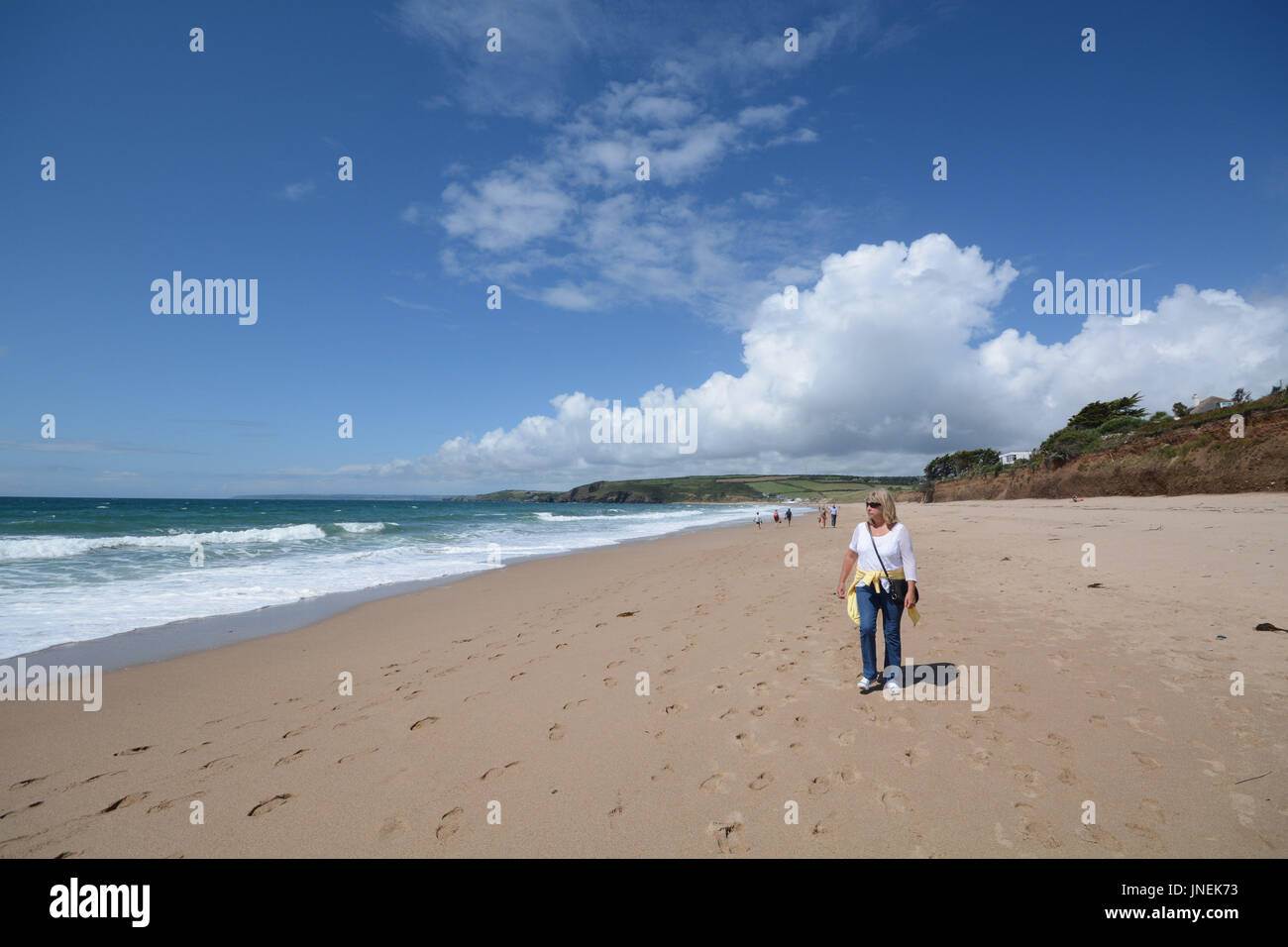 Praa Sands, Cornwall, Regno Unito. Il 30 luglio 2017. Regno Unito Meteo. Nonostante le fosche previsioni meteo sud ovest della Cornovaglia inizia il pomeriggio con un sole luminoso, con persone che fanno la maggior parte del tempo sulla popolare spiaggia di Praa Sands. Credito: cwallpix/Alamy Live News Foto Stock