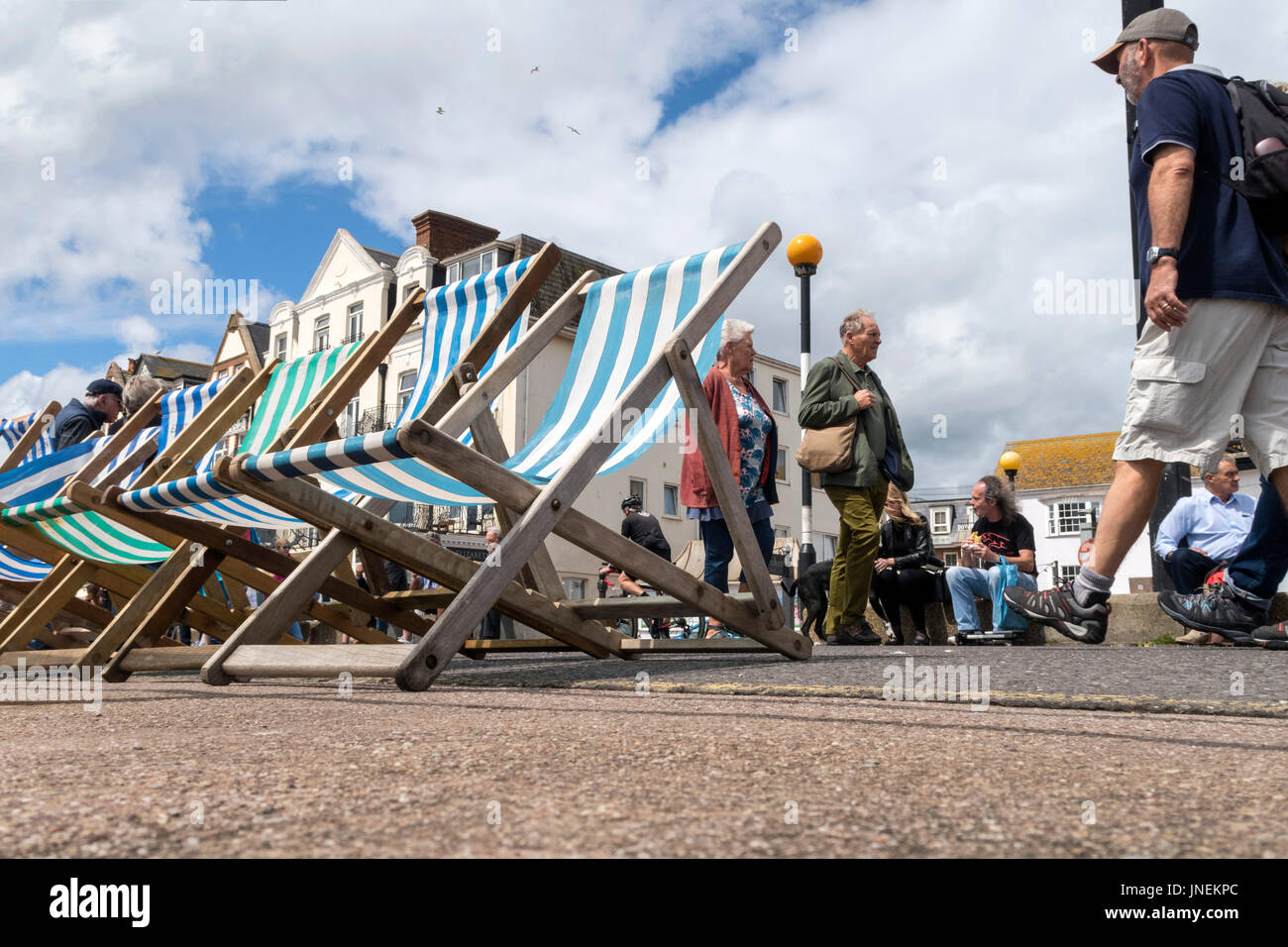 Sidmouth, Devon, 30 Luglio 17. L'iconico sdraio hanno finalmente restituito al lungomare di Sidmouth, dopo tre mesi di assenza. East Devon consiglio del distretto non sono stati in grado di trovare qualcuno disposto a fare assumere la concessione di quest'anno, ma di un nuovo operatore è stato trovato la scorsa settimana e la Regency lungomare è ora torna a lavorare come di consueto. Credito: Sud Ovest foto/Alamy Live News Foto Stock