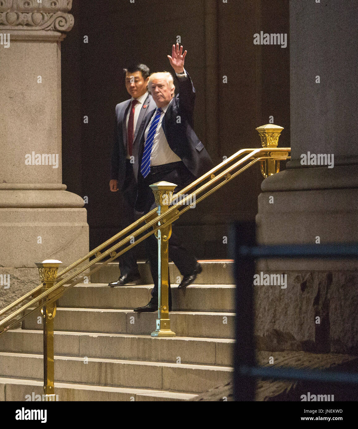 Il Presidente degli Stati Uniti di Donal d J. Trump onde per ben wishers dopo i pasti presso Trump International Hotel di Washington DC, luglio 29, 2017. Credito: Chris Kleponis / Pool via CNP /MediaPunch Foto Stock