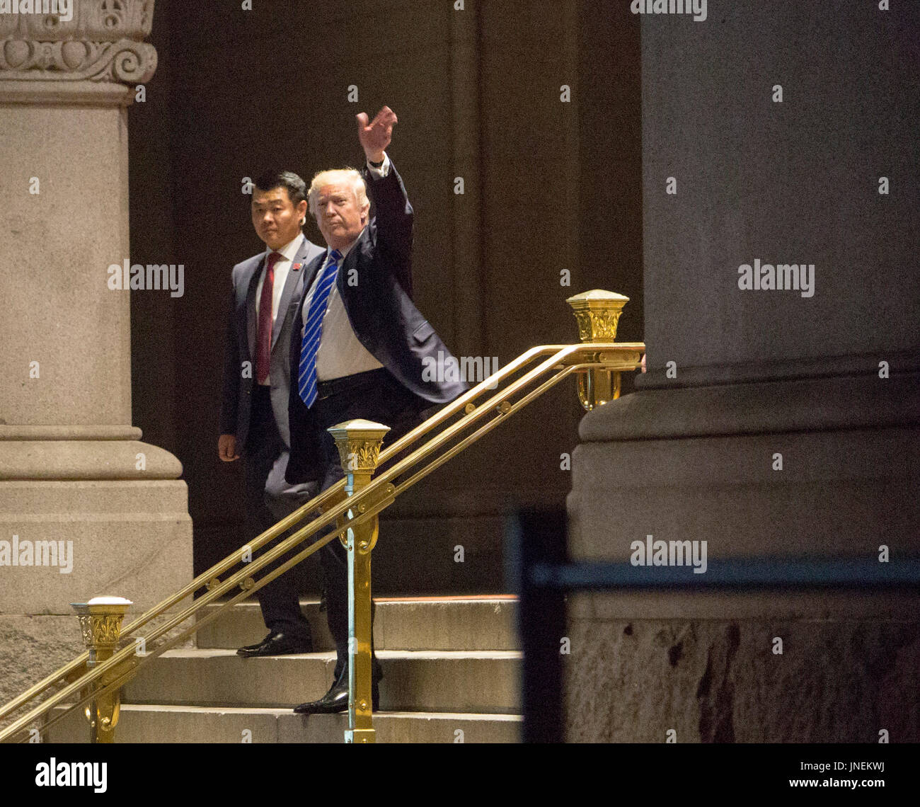 Il Presidente degli Stati Uniti di Donal d J. Trump onde per ben wishers dopo i pasti presso Trump International Hotel di Washington DC, luglio 29, 2017. Credito: Chris Kleponis / Pool via CNP /MediaPunch Foto Stock