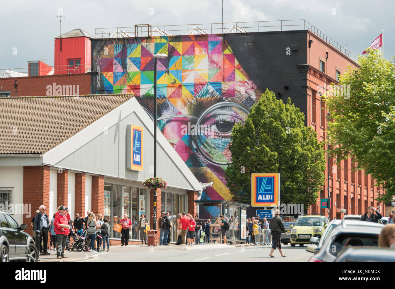 Bristol. 30 luglio 2017 UPFEST, la vernice urbano festival è in corso in Bristol. È il più grande d'Europa street art festival, attraendo più di 300 artisti provenienti da tutto il mondo e una grande folla di occuparsi di guardare i pezzi da verniciare. Credito: Carolyn Eaton/Alamy Live News Foto Stock