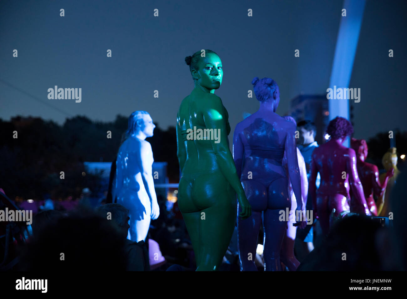Montreal, Canada. 29 Luglio, 2017. Gli artisti di strada di divertire il pubblico prima di Place des Anges prestazioni in Montreal durante il 375 anniversario. Credito: Benoit Laroche/Alamy Live News Foto Stock