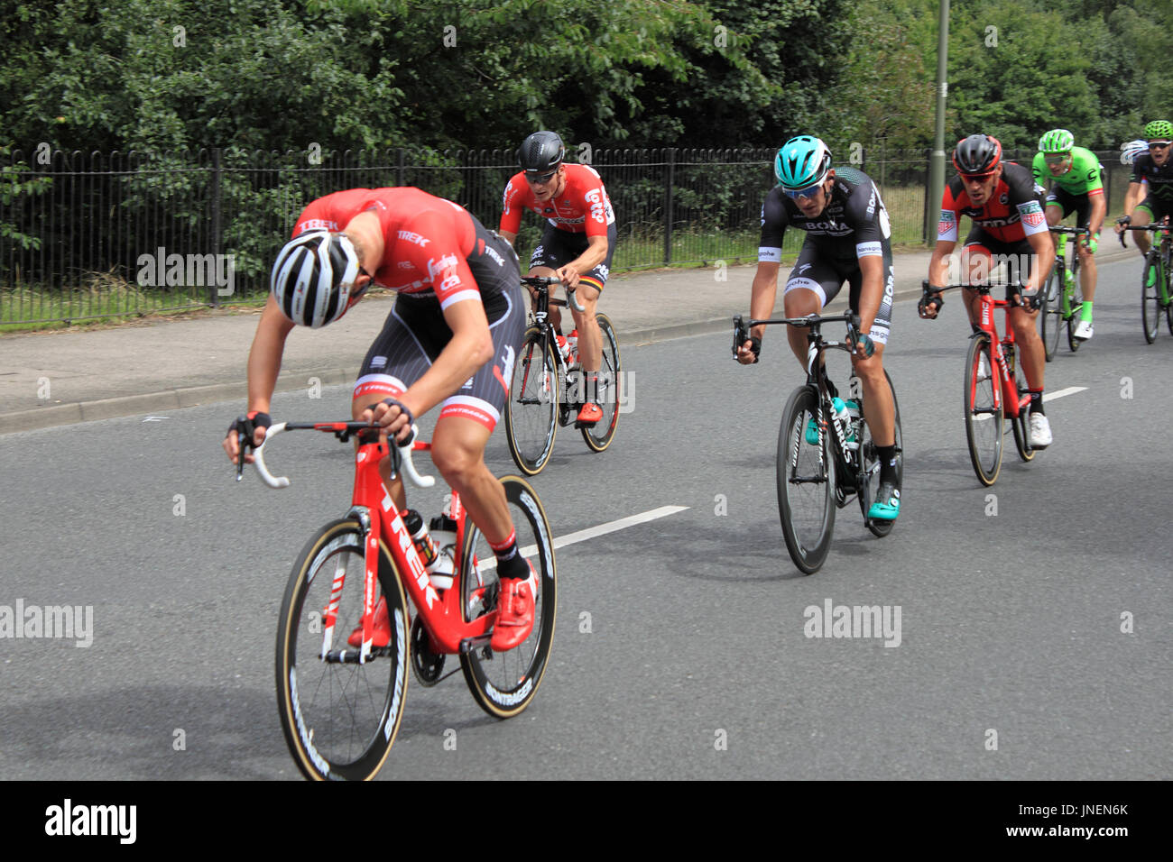 Da sinistra a destra: Matthias Brändle (Trek-Segafredo), André Greipel (Lotto-Saudal), Pascal Ackermann (Bora-Hansgrohe) e Manuel Quinziato (BMC Racing). RideLondon-Surrey Classic. Hurst Road, East Molesey, Surrey, Regno Unito. Il 30 luglio 2017. UCI World Tour classificati, a un giorno e a 140km di corsa su strada in partenza e a Londra centrale. Il percorso è basato sul corso utilizzato per le Olimpiadi del 2012 e tiene i piloti fuori Londra nel Surrey Hills. Credito: Ian bottiglia/Alamy Live News Foto Stock