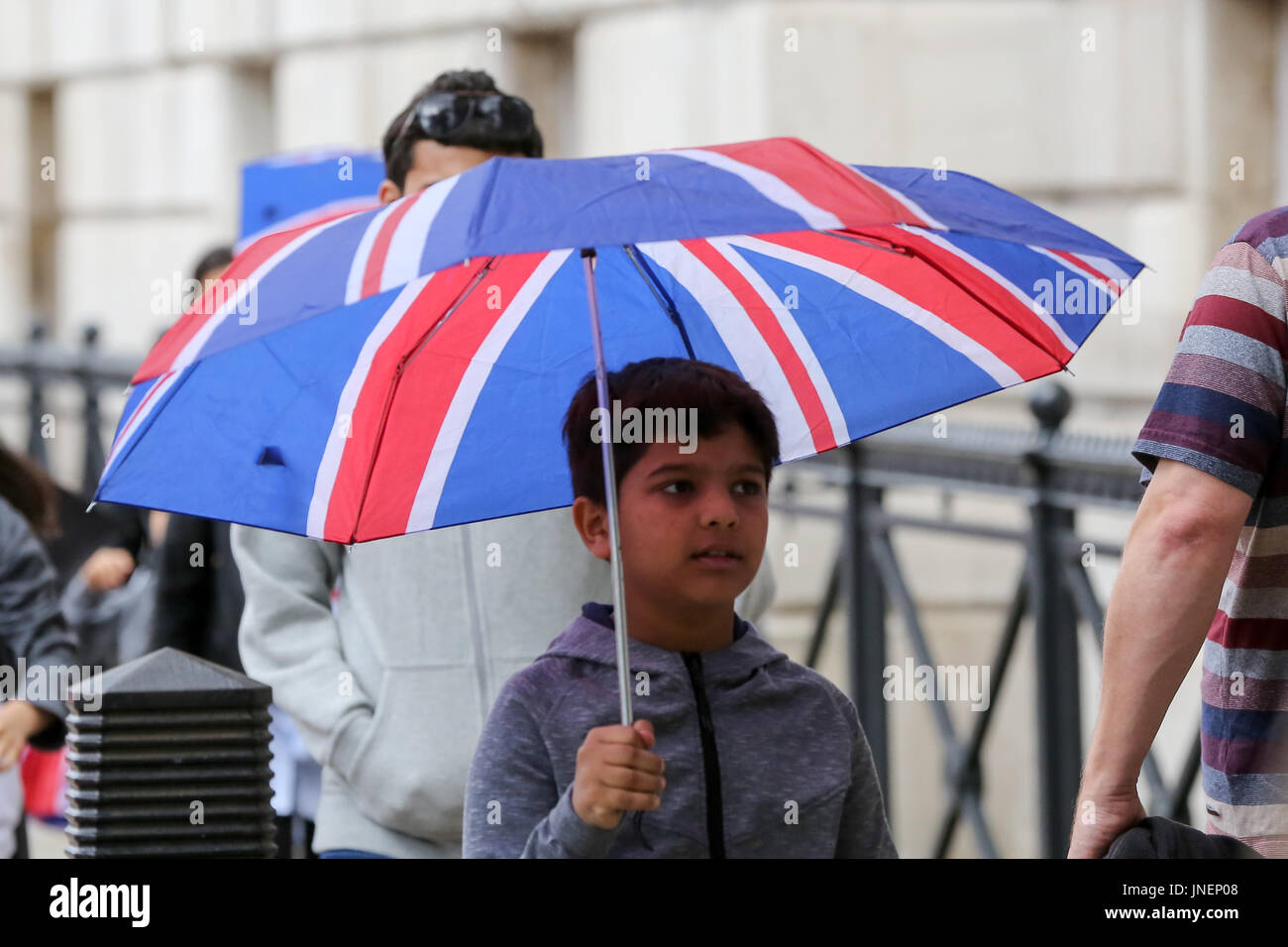Whitehall. Westminster. Londra, Regno Unito. Il 30 luglio, 2017. I turisti riparo dalla pioggia in Whitehall, Westminster. Credito: Dinendra Haria/Alamy Live News Foto Stock