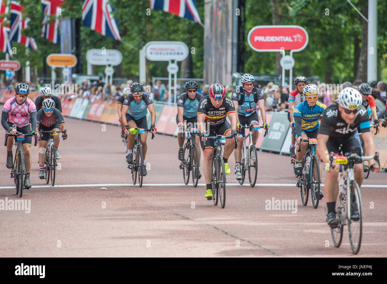 Londra, Regno Unito. Il 30 luglio, 2017. - L'andatura prudenziale Londra Surrey 100 termina nel centro commerciale. Credito: Guy Bell/Alamy Live News Foto Stock