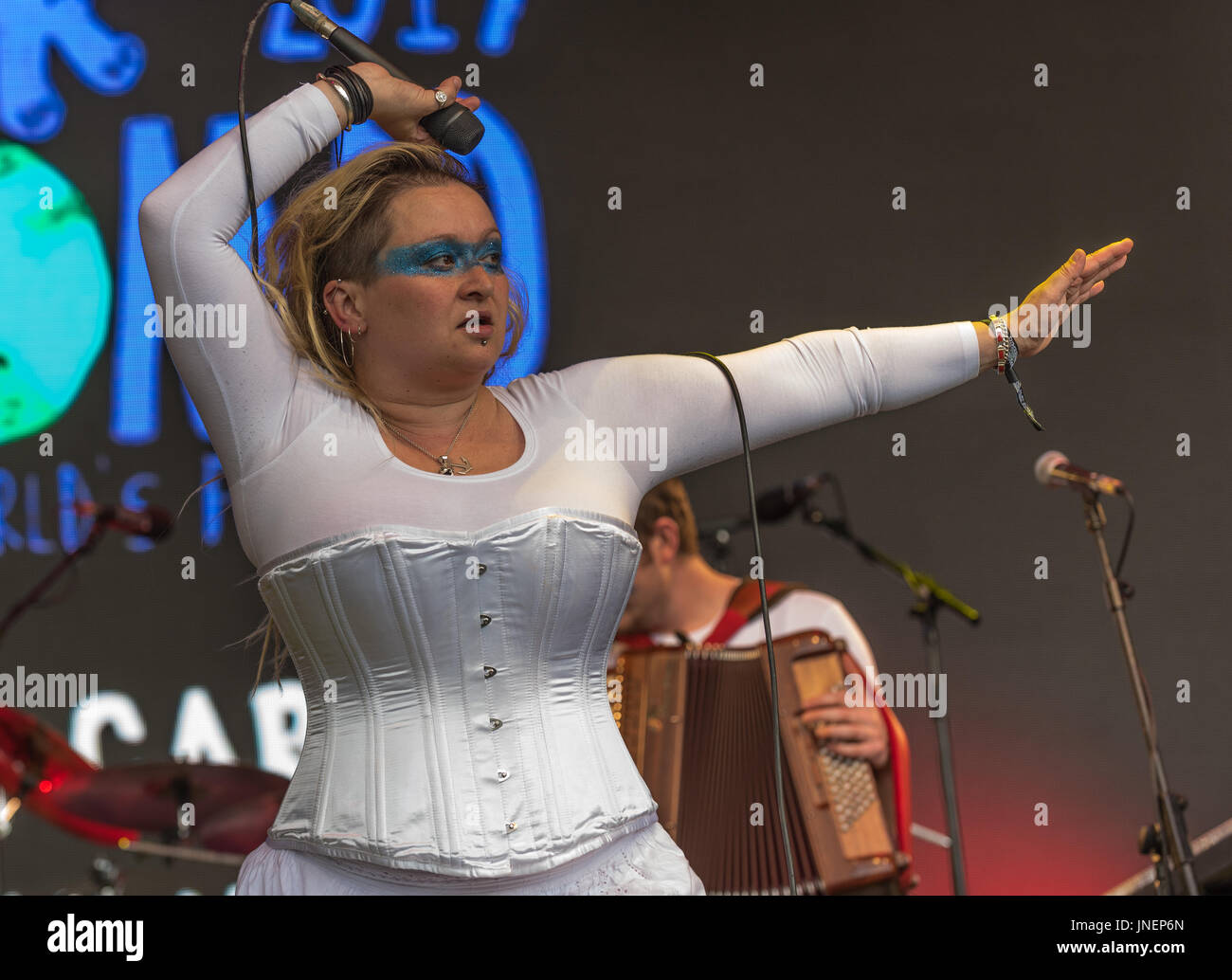 Malmesbury, Regno Unito. Il 30 luglio, 2017. Womad Festival. Eliza Carthy & The Wayward Band di eseguire sul palcoscenico open-air.Giorno 3 Credito: charlie bryan/Alamy Live News Foto Stock