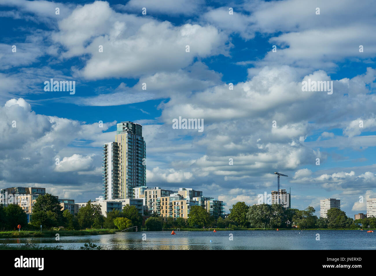 Harringay, a nord di Londra, Regno Unito. Il 30 luglio, 2017. Insolita e drammatica delle formazioni di nubi, oltre Woodberry Down, North London N16, UK Credit: Richard Barnes/Alamy Live News Foto Stock