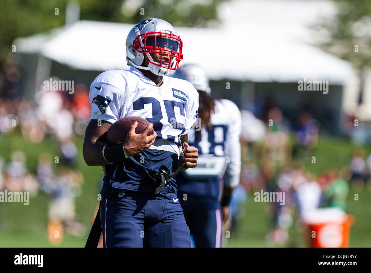 Gillette Stadium. Il 30 luglio, 2017. MA, USA; New England Patriots running back Mike Gillislee (35) partecipa a trapani durante il New England Patriots Training Camp a Gillette Stadium. Anthony Nesmith/Cal Sport Media/Alamy Live News Foto Stock