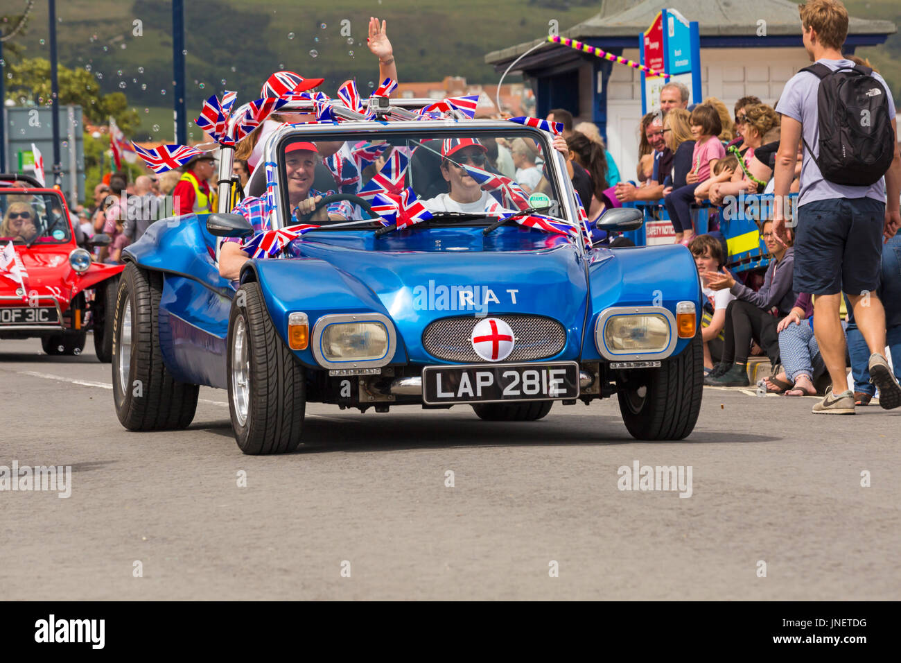 Swanage, Dorset, Regno Unito. Il 30 luglio, 2017. I visitatori accorrono a Swanage per guardare la processione parade, come parte di Swanage la settimana di carnevale. Il tema di quest anno è Swanage diventa globale per i partecipanti per mostrare il vestito nazionale o le caratteristiche del loro paese preferito. Beach buggy prendere parte alla sfilata di carnevale. Credito: Carolyn Jenkins/Alamy Live News Foto Stock
