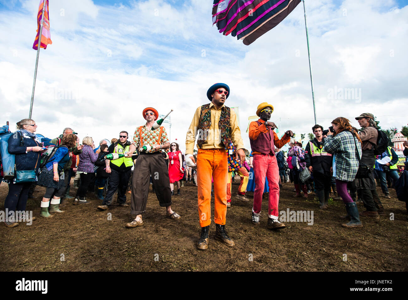 WOMAD Festival, Charlton Park, Wiltshire, Regno Unito. Il 30 luglio 2017. La processione della Domenica teste attraverso la principale Arena al WOMAD; mondo della musica, arte e danza. Credito: Francesca Moore/Alamy Live News Foto Stock