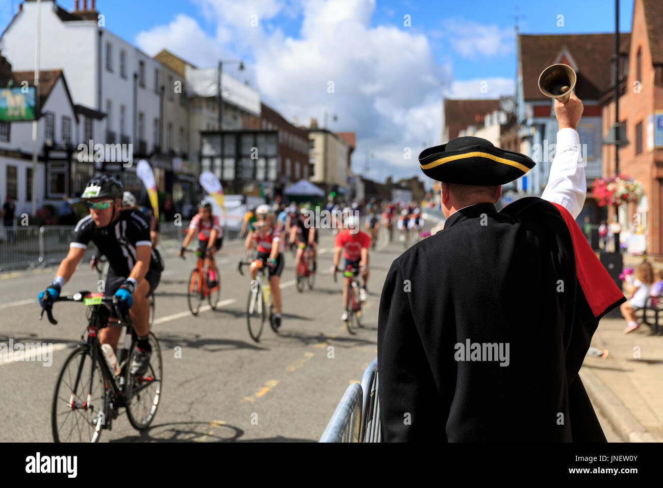 Dorking, Surrey, Regno Unito. Il 30 luglio, 2017. RideLondon-Surrey 100. Migliaia di ciclisti amatoriali ha preso parte alla 100 Miglia di impronta sportiva su strade chiuse; la raccolta di fondi per una buona causa. I piloti sono stati ben ricevuto dal supporto sul ciglio della strada a Dorking, circa a metà distanza. Credito: Clive Jones/Alamy Live News Foto Stock