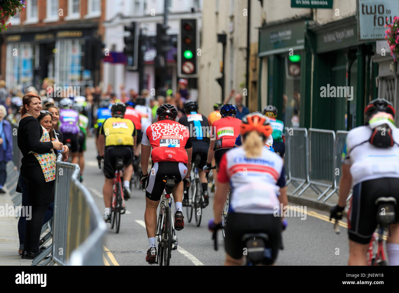 Dorking, Surrey, Regno Unito. Il 30 luglio, 2017. RideLondon-Surrey 100. Migliaia di ciclisti amatoriali ha preso parte alla 100 Miglia di impronta sportiva su strade chiuse; la raccolta di fondi per una buona causa. I piloti sono stati ben ricevuto dal supporto sul ciglio della strada a Dorking, circa a metà distanza. Credito: Clive Jones/Alamy Live News Foto Stock