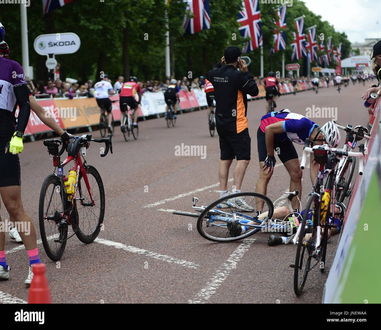 Londra, Regno Unito. Il 30 luglio, 2017. Incidente che ha coinvolto una donna at Prudential ride Londra 2017 ,300 m prima del traguardo la corsa prudenziali Londra Surrey 100 termina nel centro commerciale Foto Stock