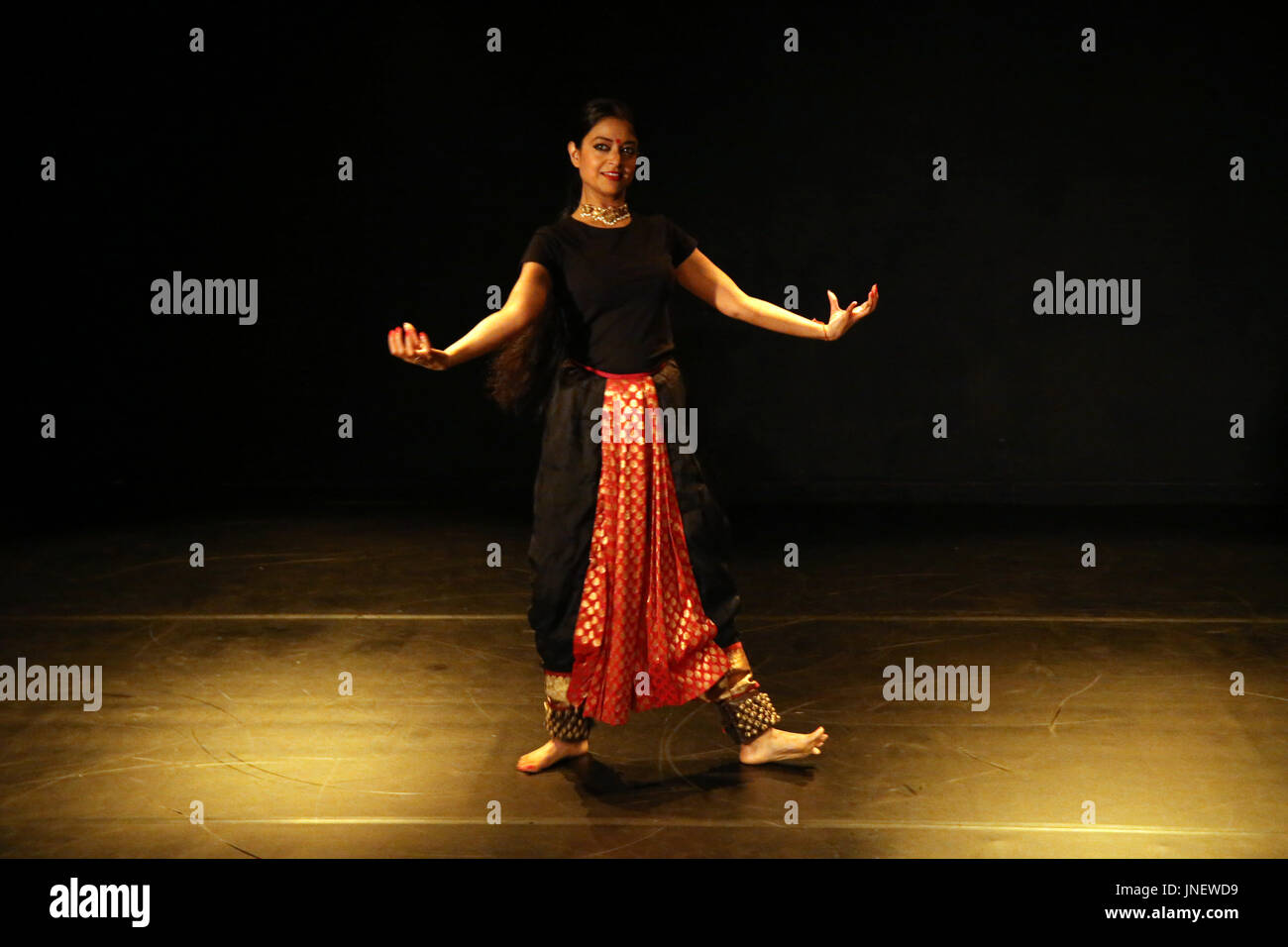 Londra REGNO UNITO 30 luglio 2017 rinomata in tutto il mondo come ballerina Arunima Kumar eseguendo nel Bunker Theatre di Londra la presentazione di bruciare un South Asian Dance Theatre work.Sati o suttee è un obsoleto funerali indù custom dove una vedova immolates se stessa il suo marito la Pira o suicida in un altro modo poco dopo la morte del marito. Arunima ha eseguito in più di 50 paesi di tutto il mondo e ha eseguito a Buckingham Palace per la Famiglia Reale.Un Artivist, lei è noto per il suo grande impatto neo Kuchipudi productions fornendo il dibattito sulle questioni di genere @Paolo Quezada-Neiman/Alamy Live News Foto Stock