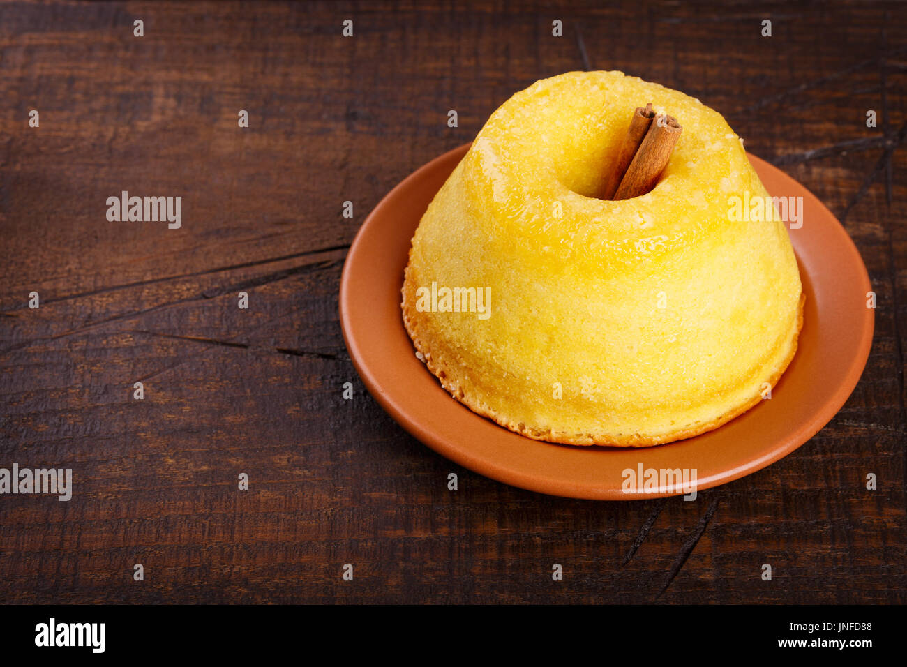 Il brasiliano dessert torta di mais con la cannella. Messa a fuoco selettiva. Spazio di copia Foto Stock