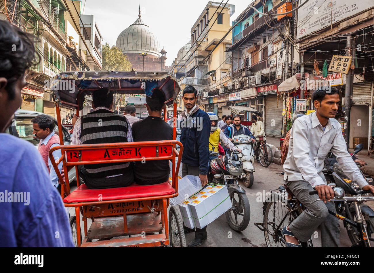 Una vista verso il basso Chawri Bazar Rd in Chandni Chouk, Vecchia Delhi, India. Foto Stock