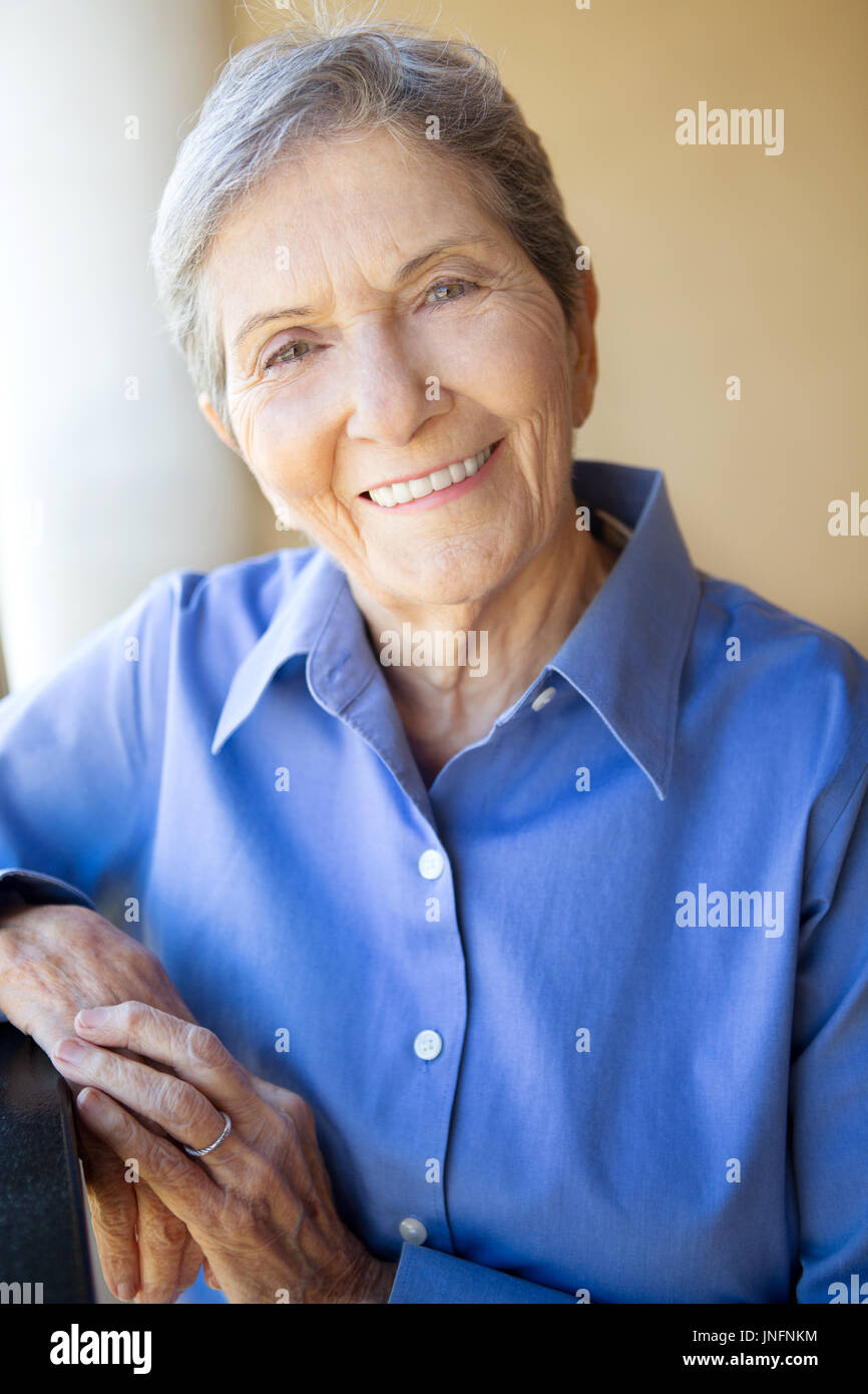 Volontari sani anziani donna matura Foto Stock