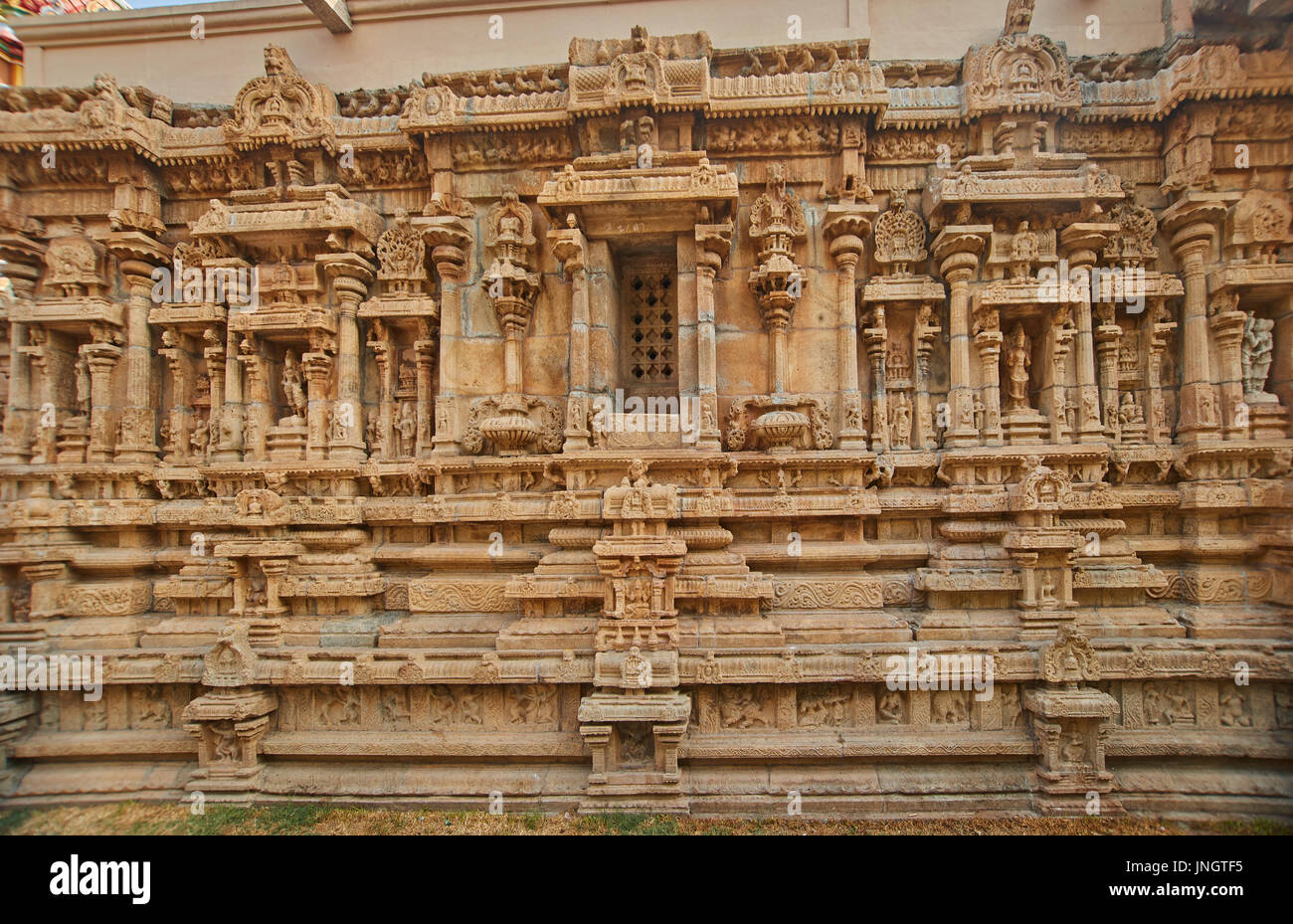 Un sud indiane Temple Gate o Gopuram, colonne scolpite della Sri Rangam Temple-Ranganatha tempio di Srirangam - Città di Tiruchirapalli, Tamil Nadu Foto Stock