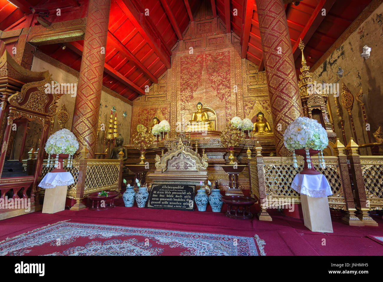 Interno del Wat Phra Singh, un tempio buddista in Chiang Mai Thailandia del Nord e Phra Buddha Sihing, la più importante statua del Buddha di Chiang Mai. Foto Stock