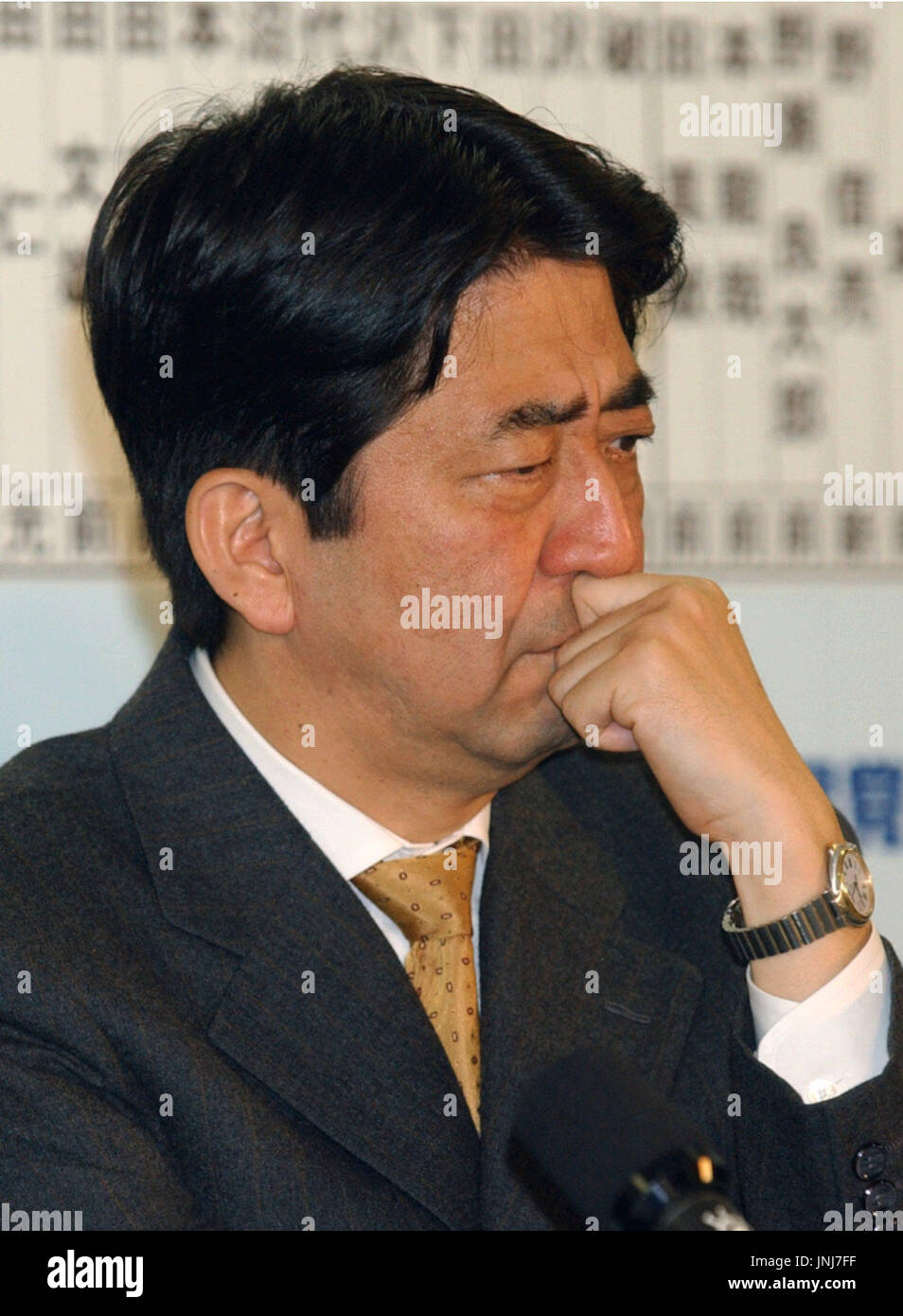 TOKYO, Giappone - Partito Liberale Democratico Segretario generale Shinzo Abe guarda grim mentre si guarda la news sul conteggio dei voti nella casa di elezioni dei rappresentanti al partito presso la sede centrale a Tokyo il 9 novembre 9. Kyodo News proiezioni mostrano la coalizione guidata dal LDP appare impostato per mantenere il controllo della parte inferiore della casa ma da una ridotta bruscamente margine, mentre l opposizione Partito democratico del Giappone sta compiendo grandi guadagni. (Kyodo) Foto Stock