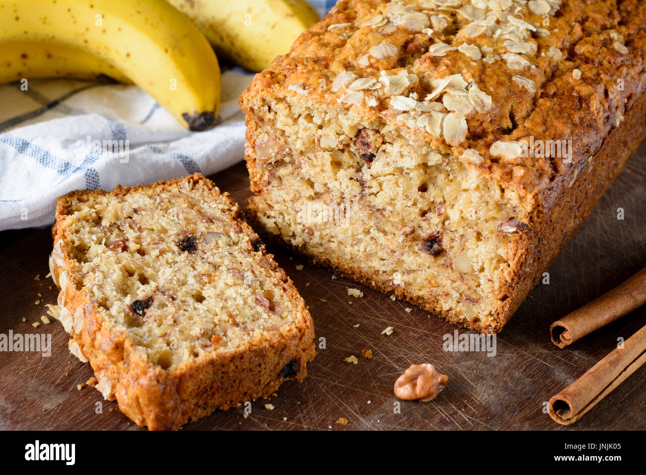 Proteina pane alla banana focaccia con noci e cannella sulla tavola di legno. Primo piano Foto Stock