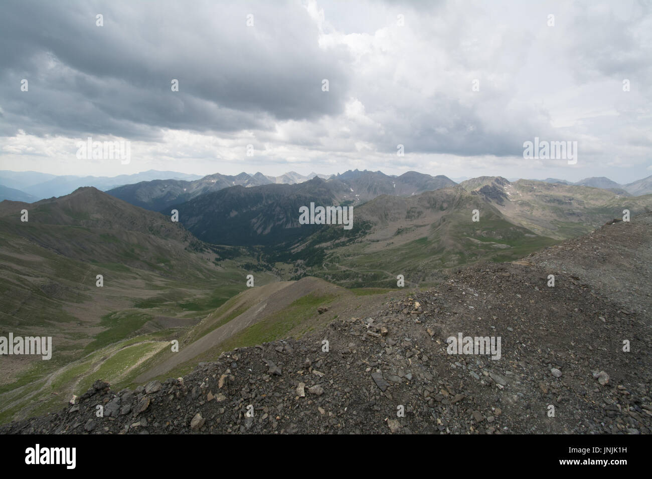 Visualizzare al Col de la Bonette sulle Alpi francesi - paesaggio montano con cielo nuvoloso Foto Stock