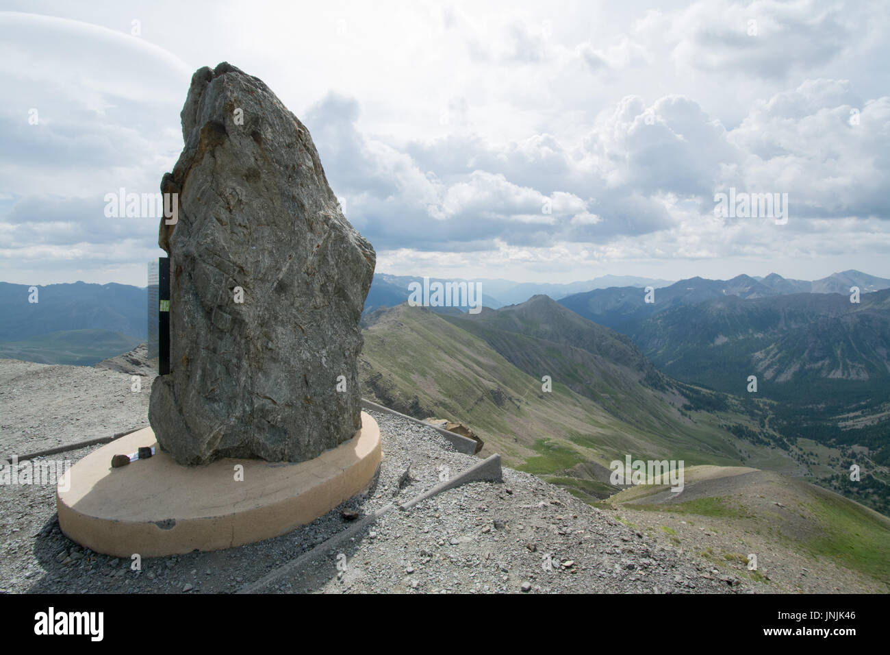 Visualizzare al Col de la Bonette sulle Alpi francesi - paesaggio di montagna con un monumento alla strada i costruttori in primo piano, la più alta strada in Francia Foto Stock