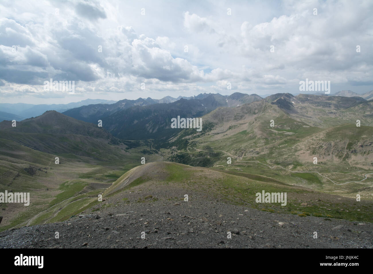 Visualizzare al Col de la Bonette sulle Alpi francesi - paesaggio montano con cielo nuvoloso Foto Stock